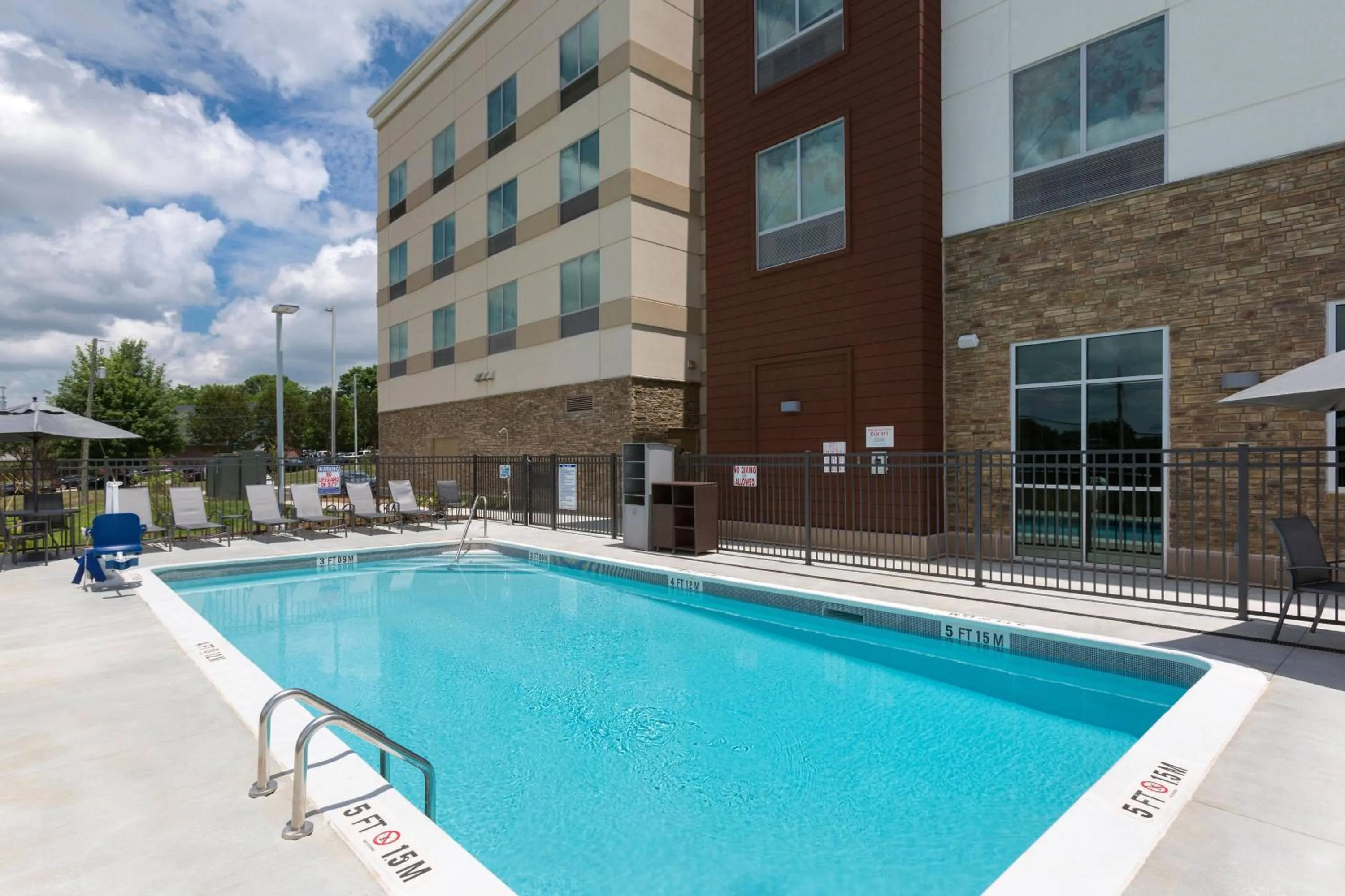 Swimming pool in Fairfield by Marriott Inn & Suites Statesville