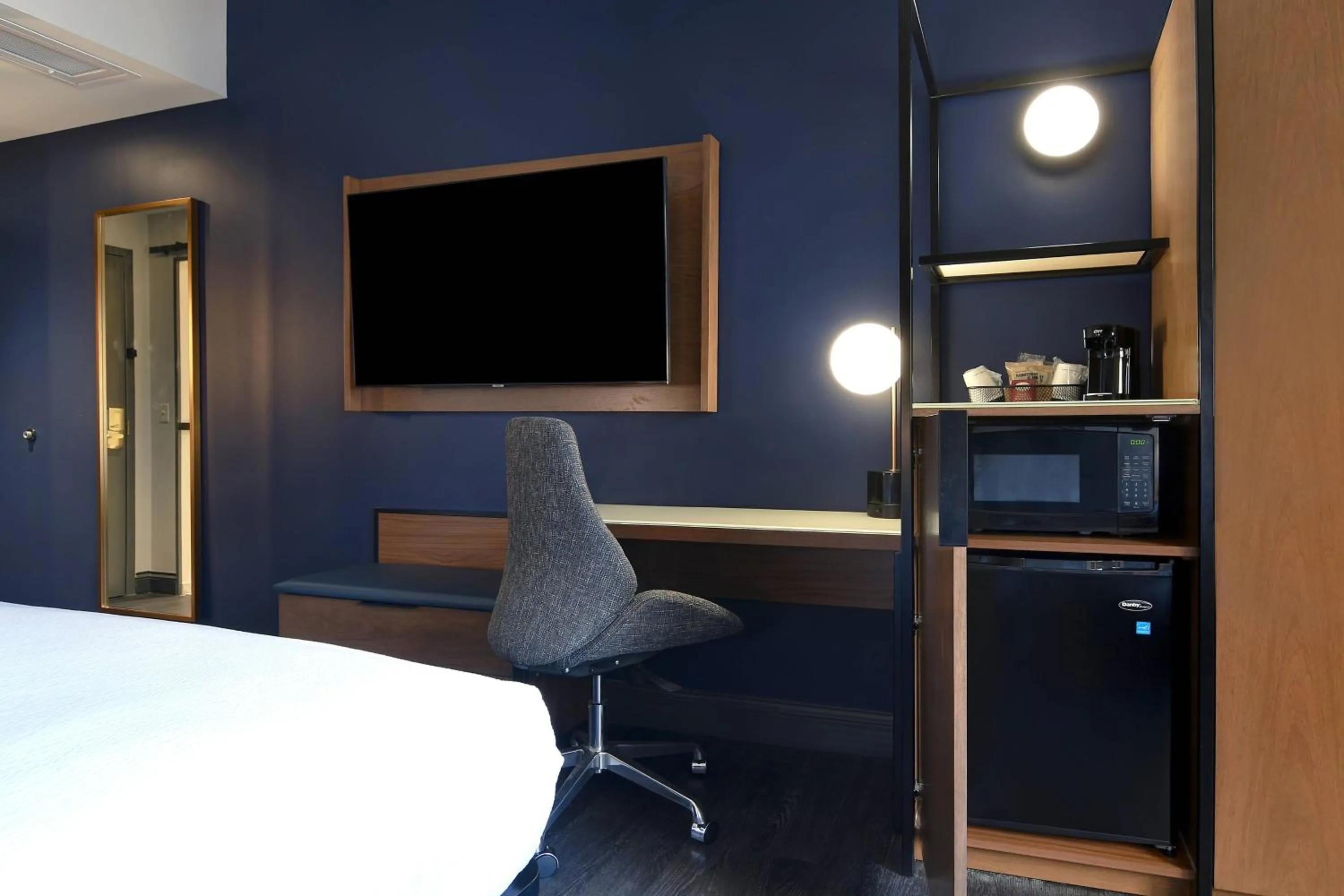 Photo of the whole room in Courtyard by Marriott Cincinnati Downtown