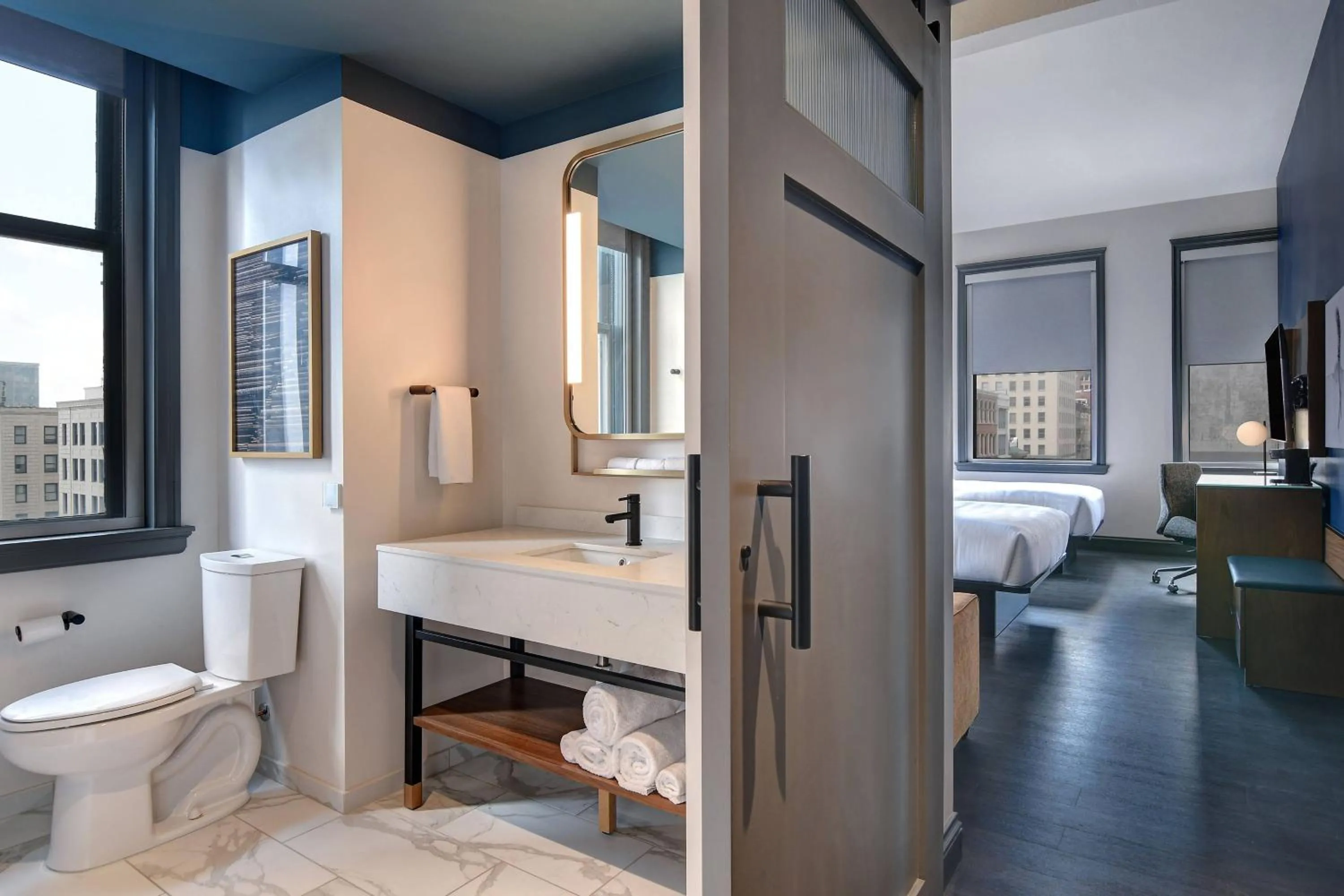 Bathroom in Courtyard by Marriott Cincinnati Downtown