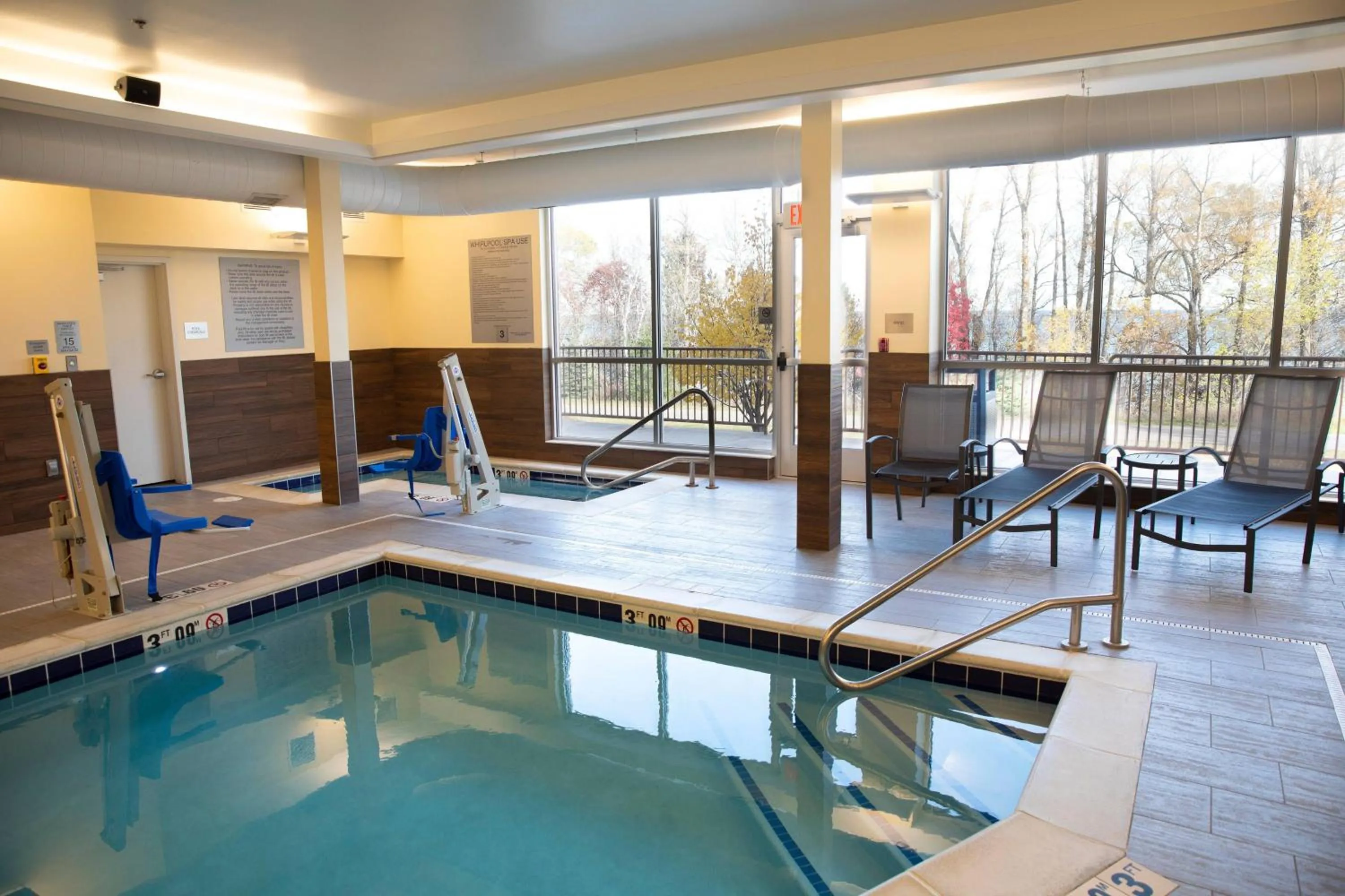 Swimming pool in Fairfield Inn & Suites Marquette