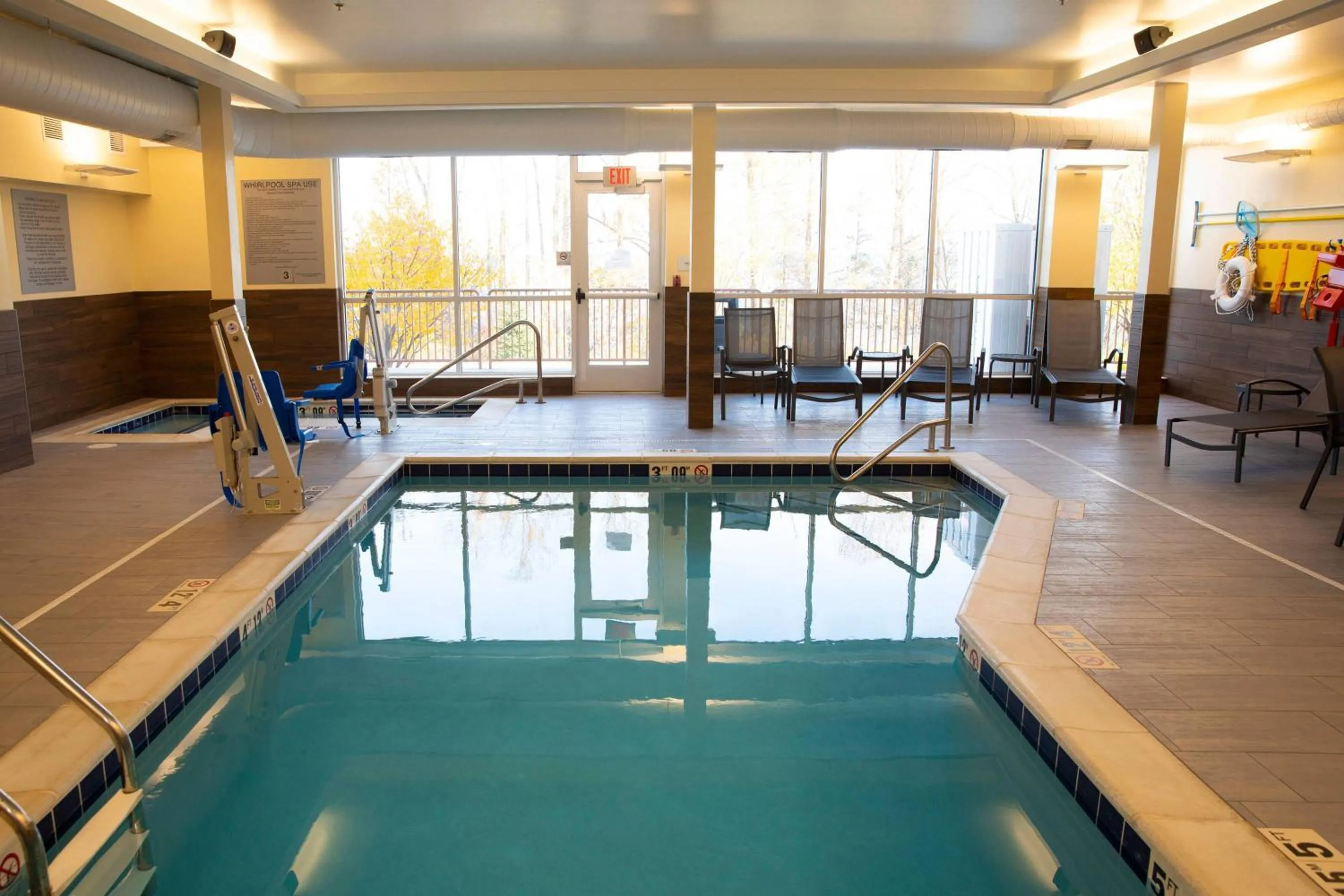 Swimming pool in Fairfield Inn & Suites Marquette