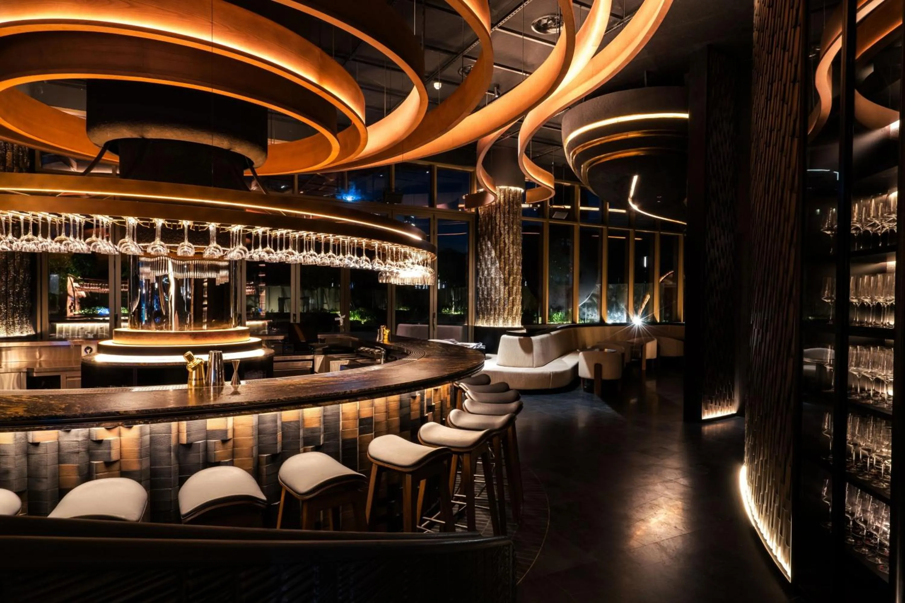 Lounge or bar in The St. Regis Dubai, The Palm