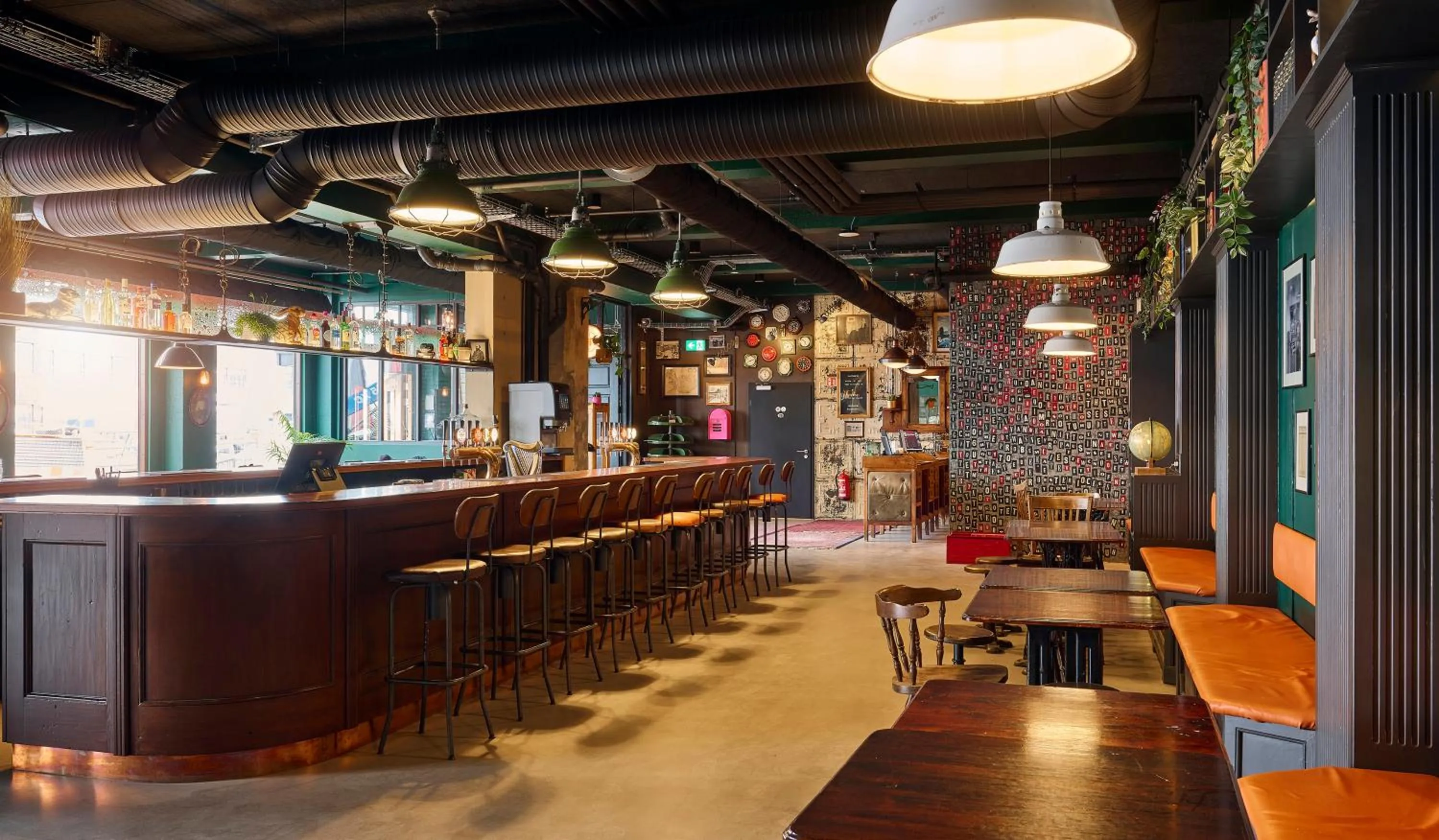 Restaurant/places to eat in KEX Hostel and Hotel