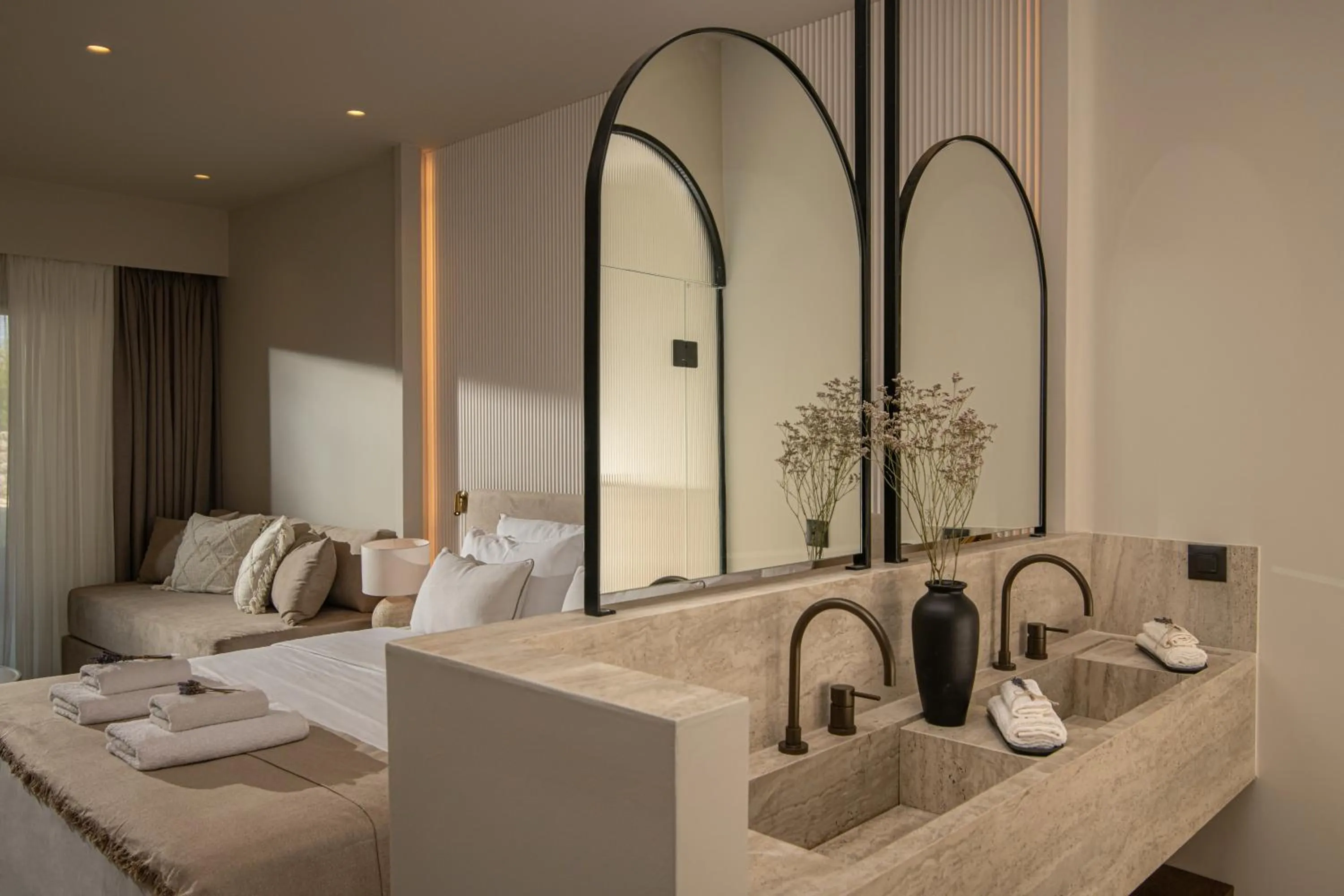 Bathroom, Bed in Elèa Concept Hotel & Suites