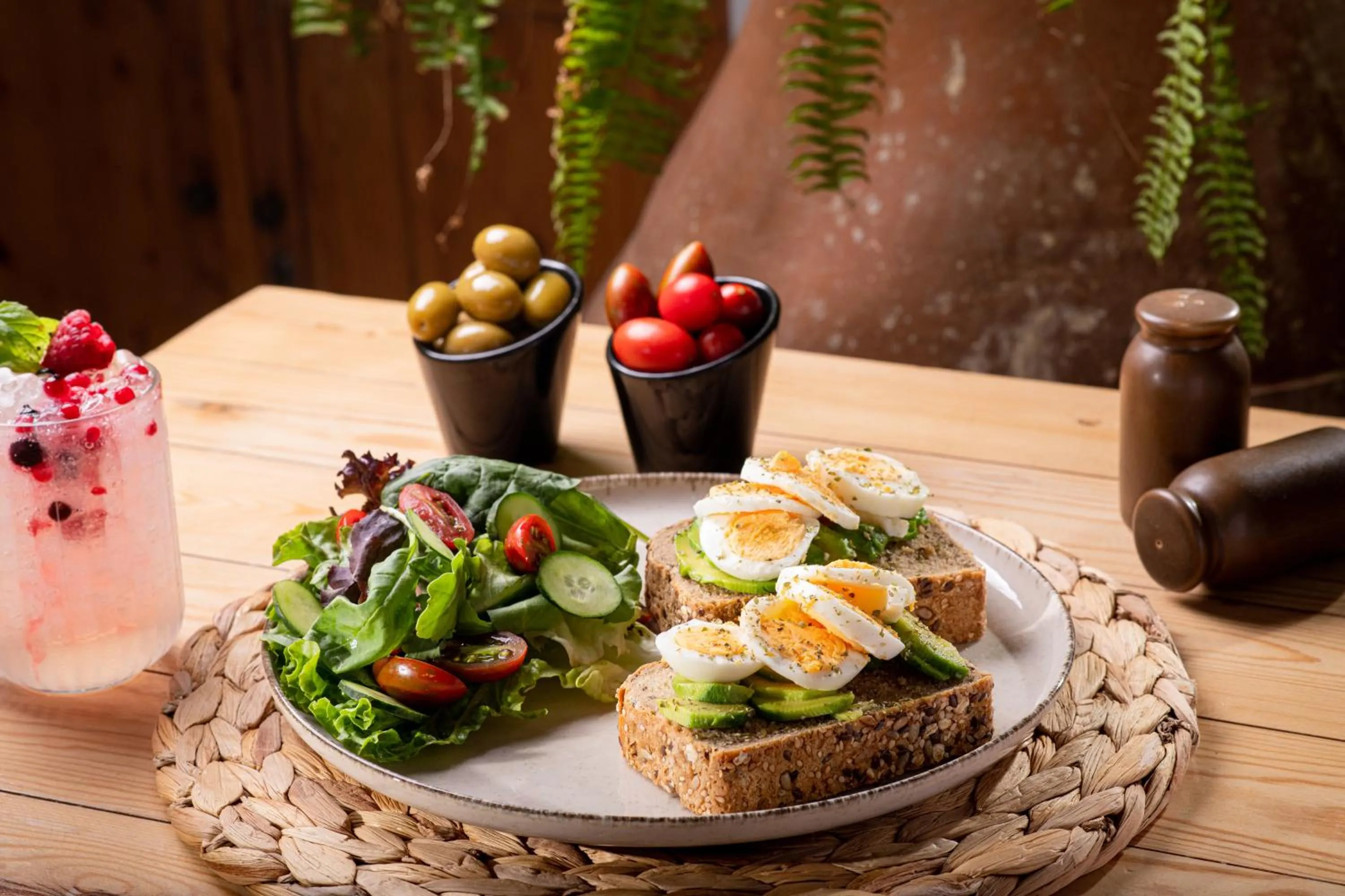 Restaurant/places to eat in Elèa Concept Hotel & Suites