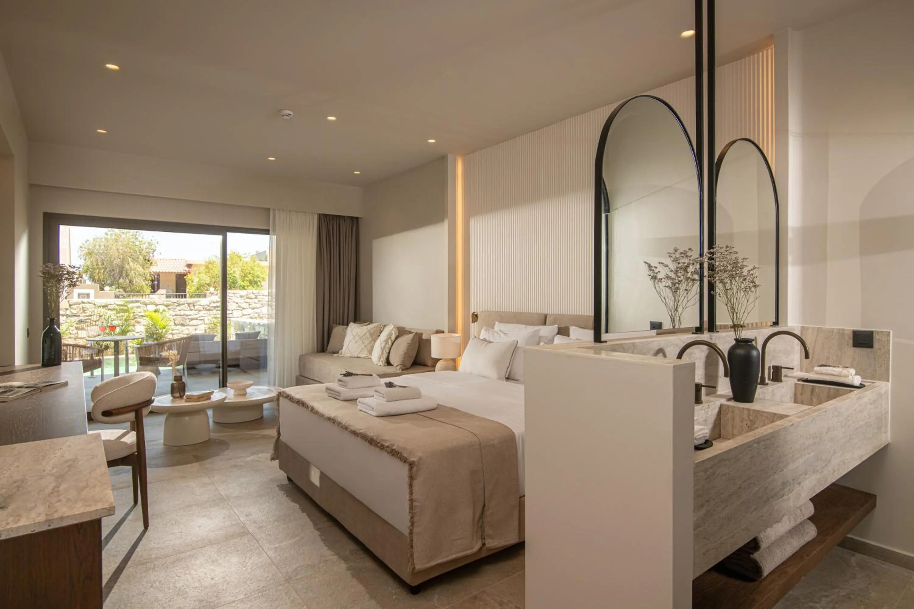 Photo of the whole room, Bed in Elèa Concept Hotel & Suites