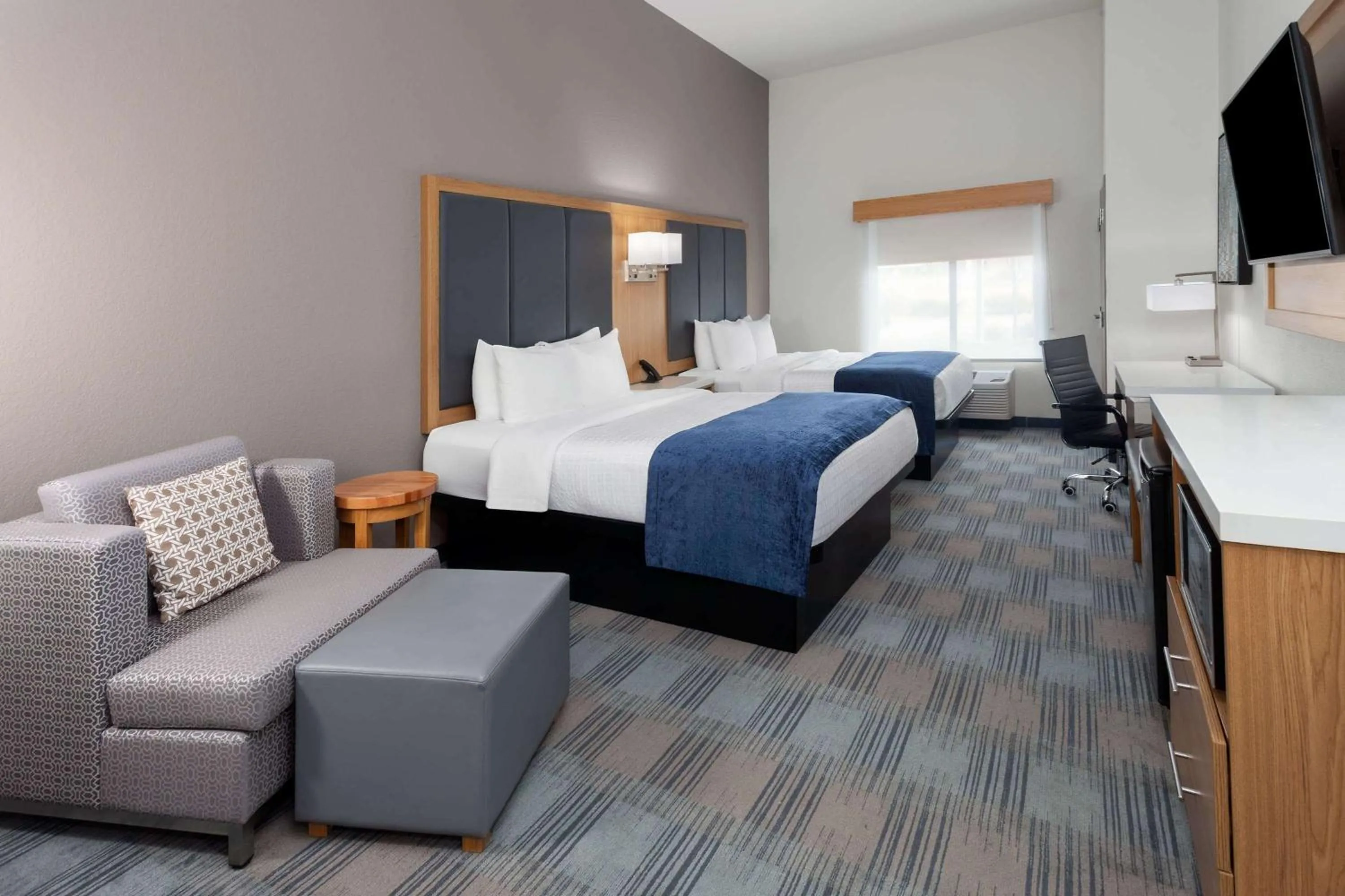 Photo of the whole room, Bed in La Quinta Inn & Suites by Wyndham Coralville Iowa City