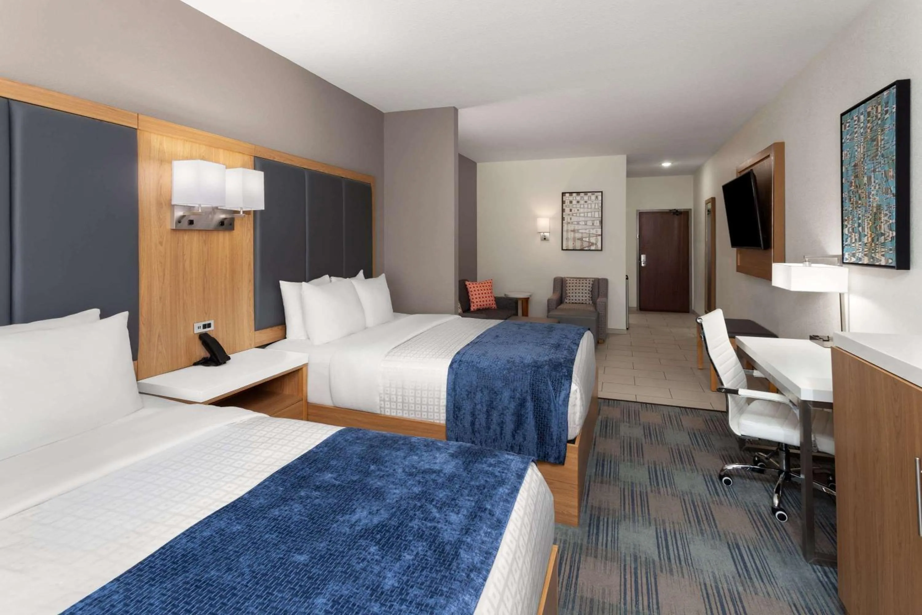 Photo of the whole room, Bed in La Quinta Inn & Suites by Wyndham Coralville Iowa City