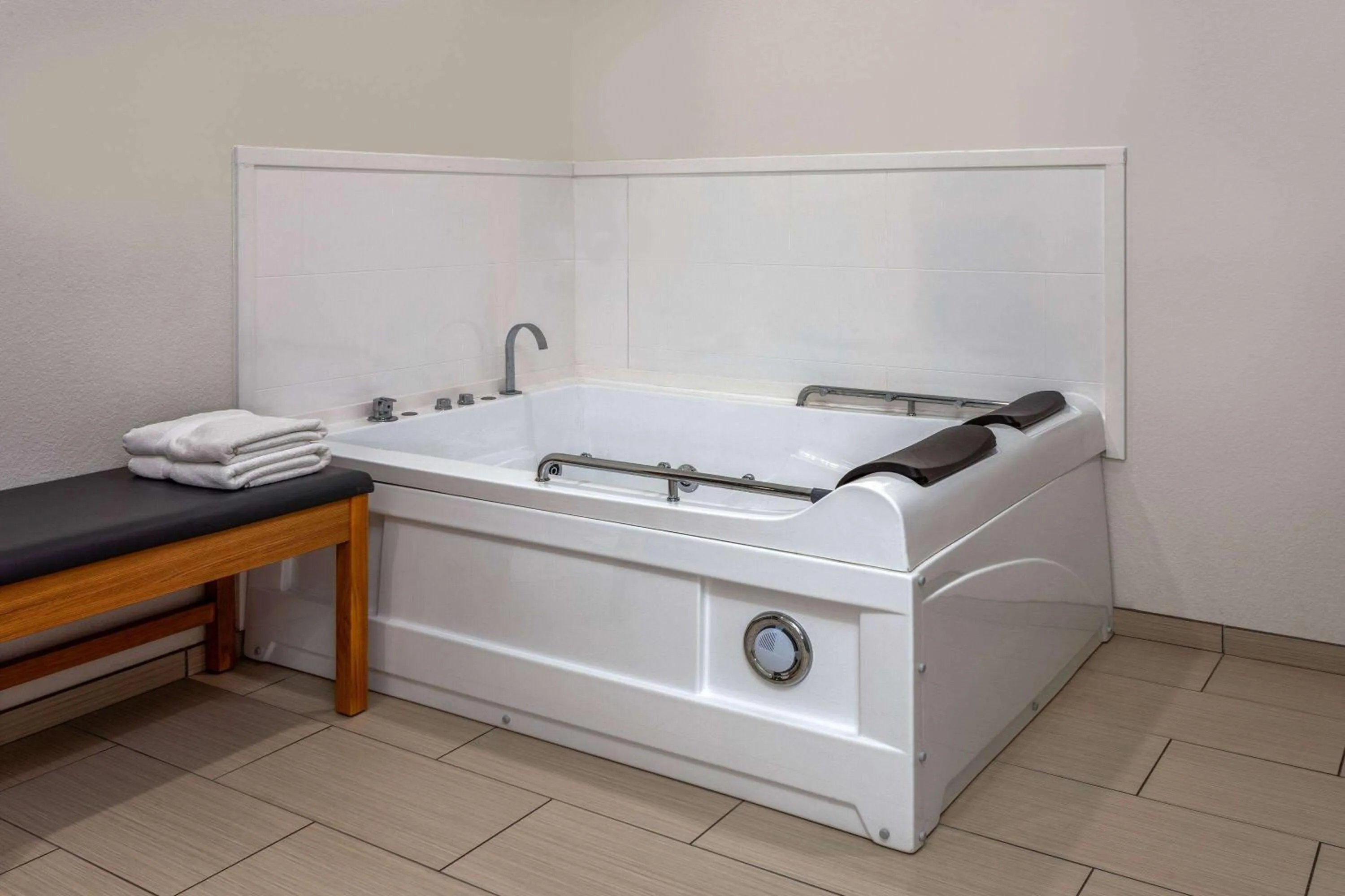 Bath in La Quinta Inn & Suites by Wyndham Coralville Iowa City