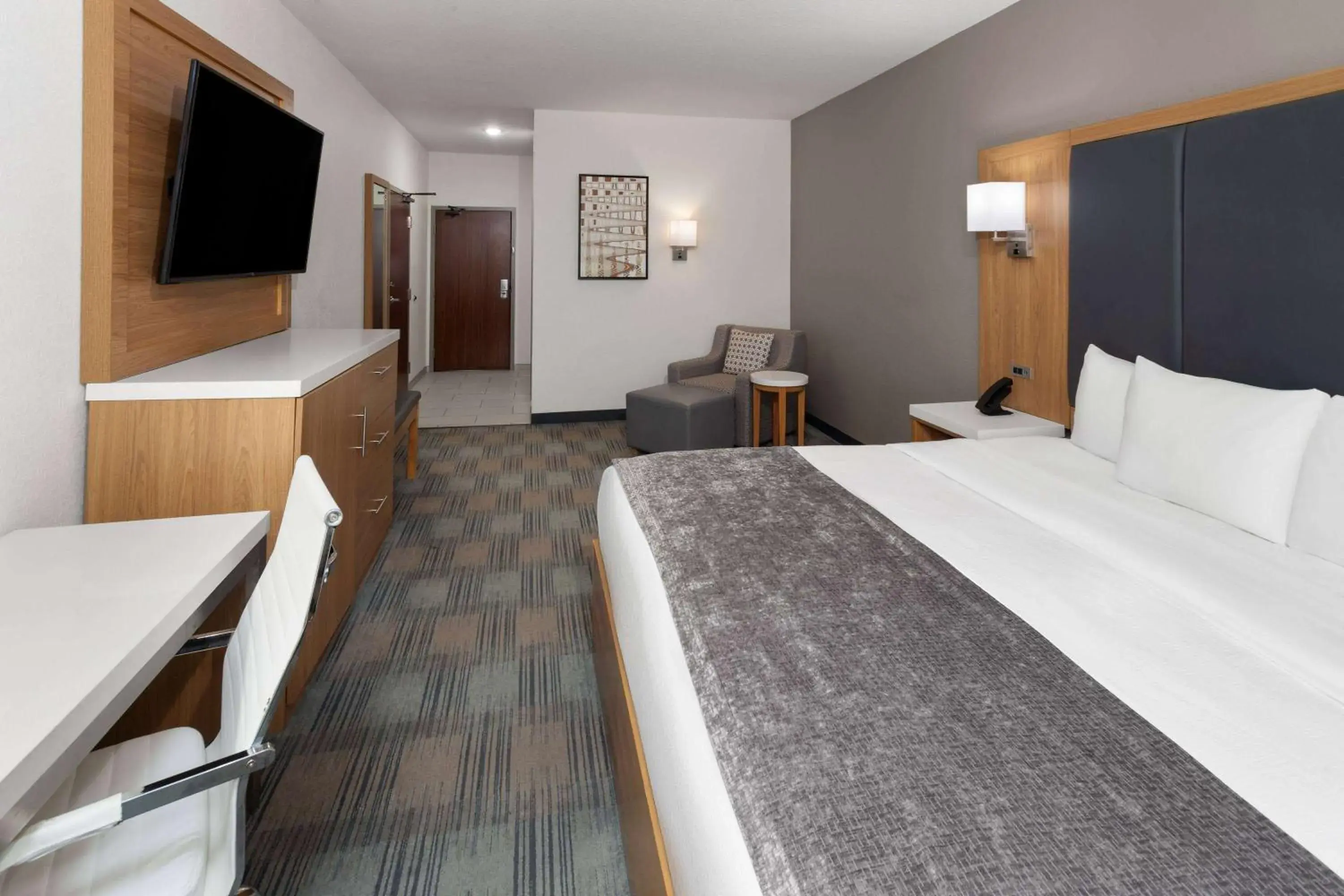 Standard King Room with Lounge Chair in La Quinta Inn & Suites by Wyndham Coralville Iowa City Standard King Room with Lounge Chair in La Quinta Inn & Suites by Wyndham Coralville Iowa City