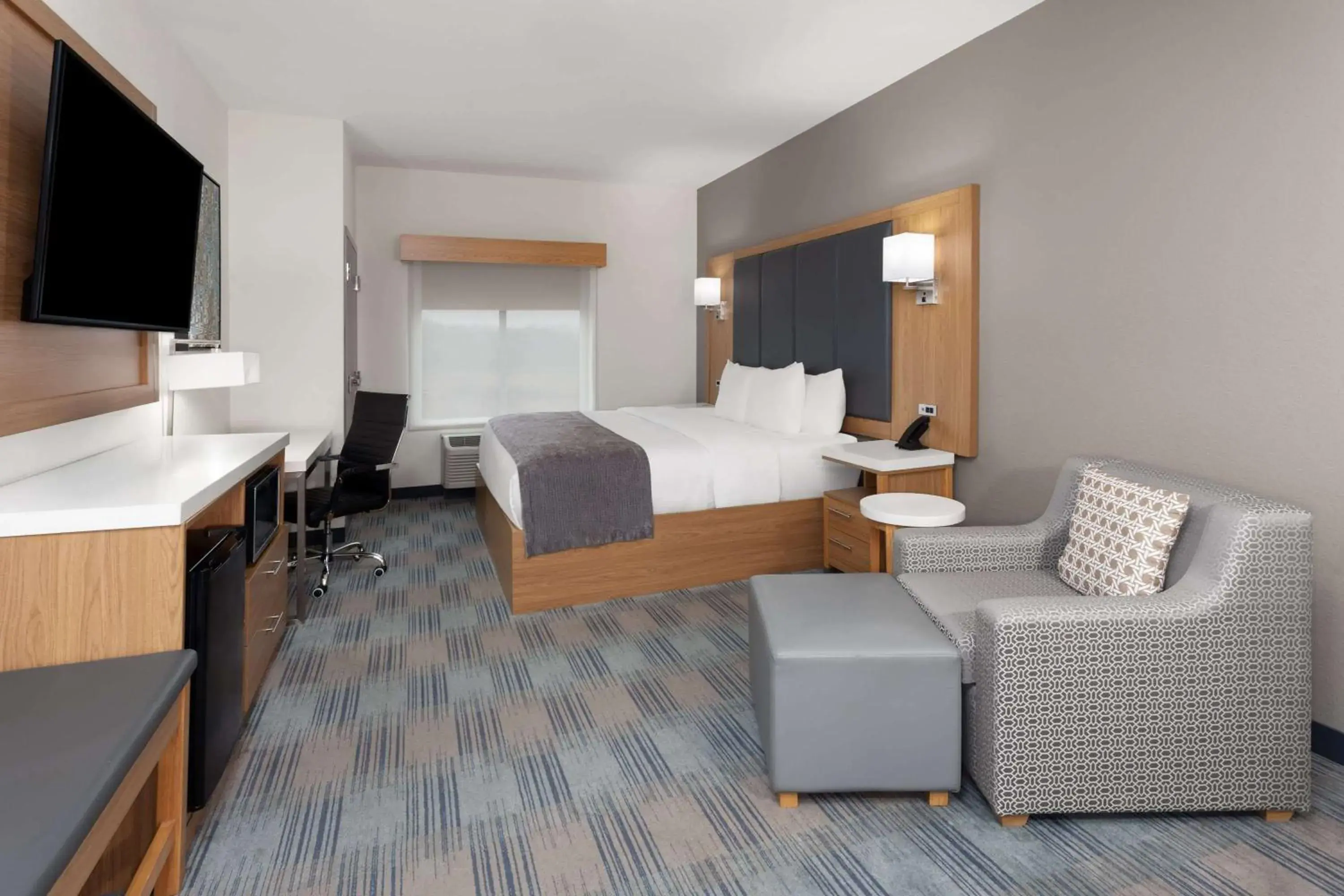 King Room with Bathtub and Grab Bars - Mobility Access in La Quinta Inn & Suites by Wyndham Coralville Iowa City King Room with Bathtub and Grab Bars - Mobility Access in La Quinta Inn & Suites by Wyndham Coralville Iowa City