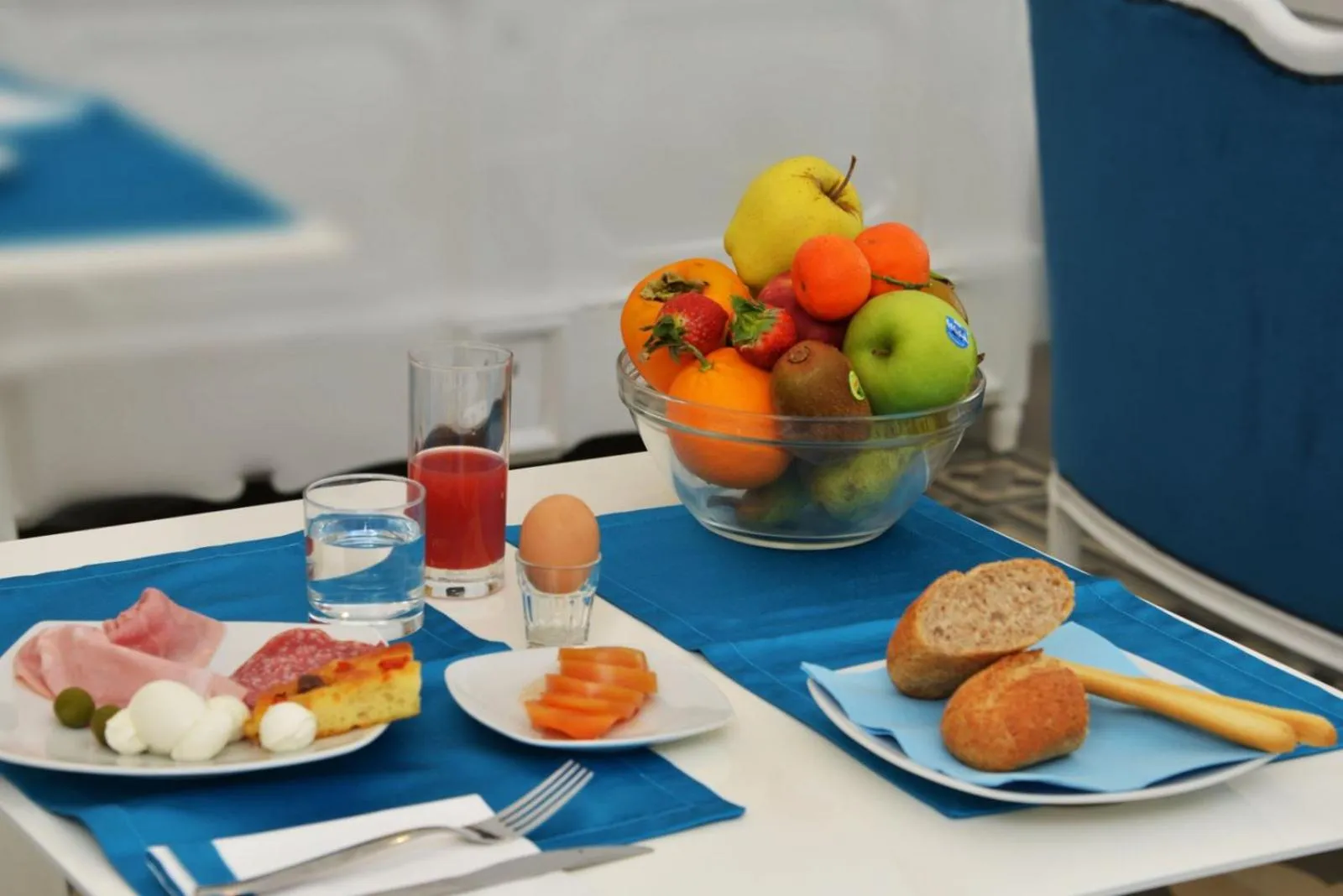 Food and drinks in Sunshine Luxury Rooms