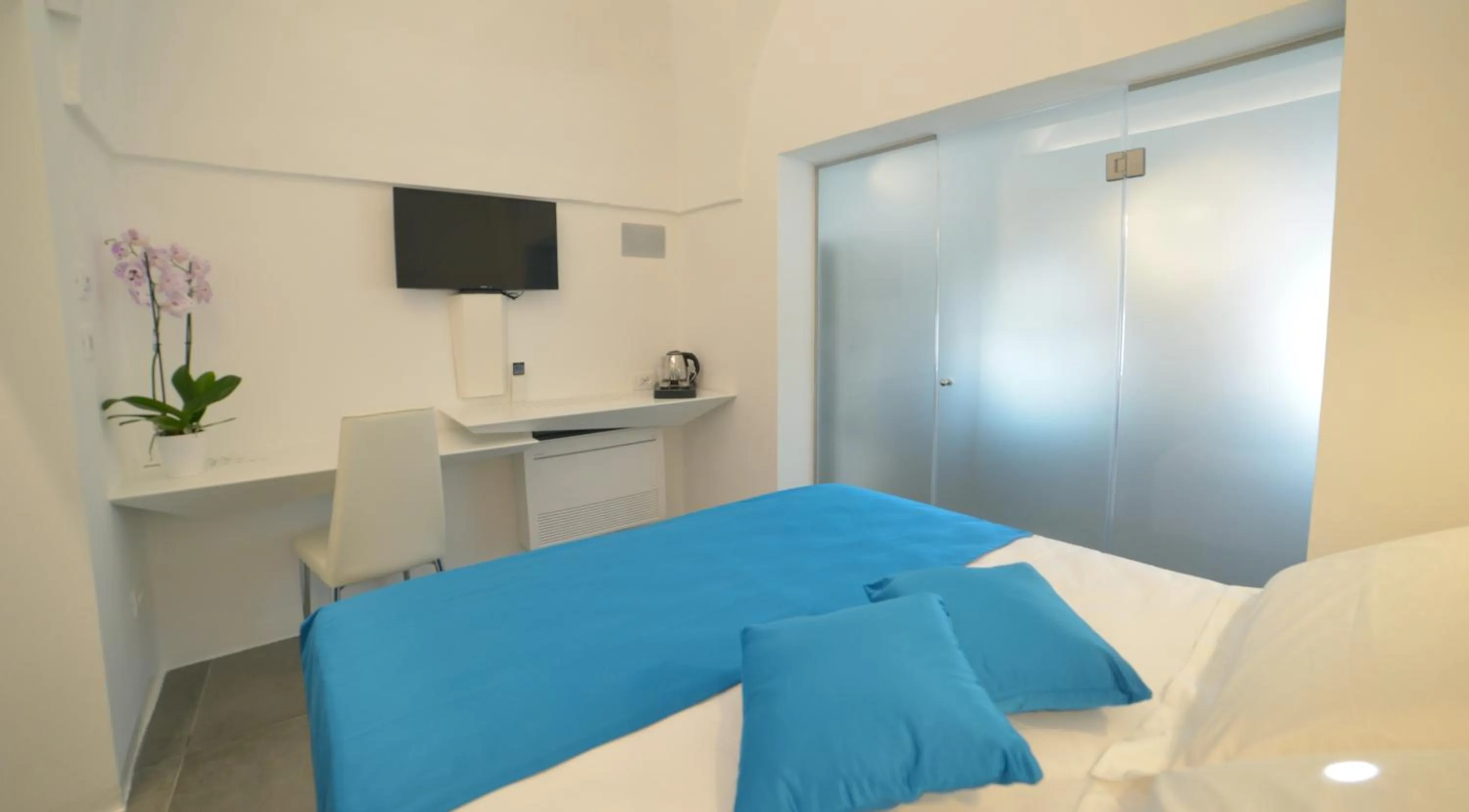 TV and multimedia in Sunshine Luxury Rooms