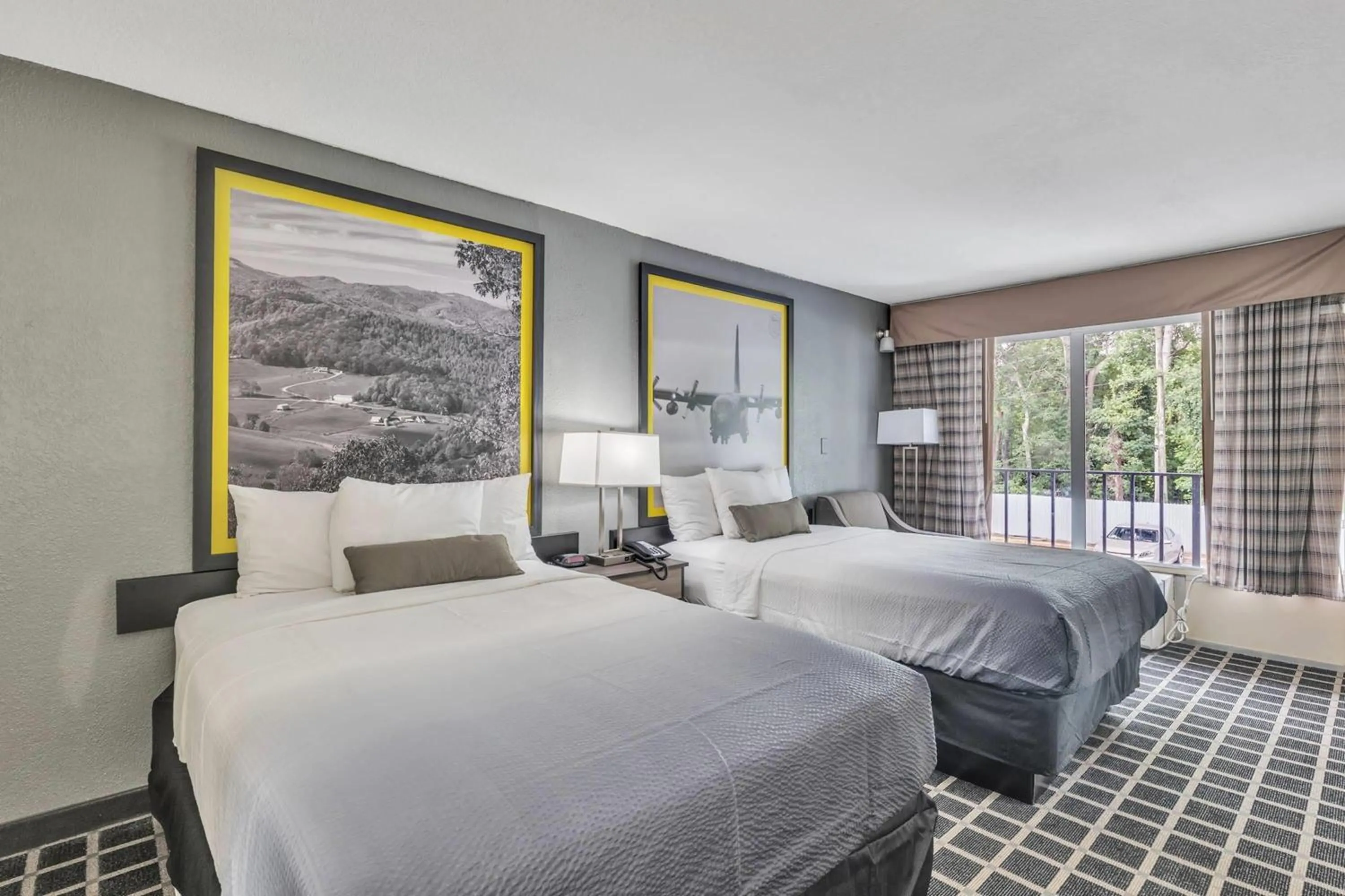 Photo of the whole room, Bed in Super 8 by Wyndham Morganton