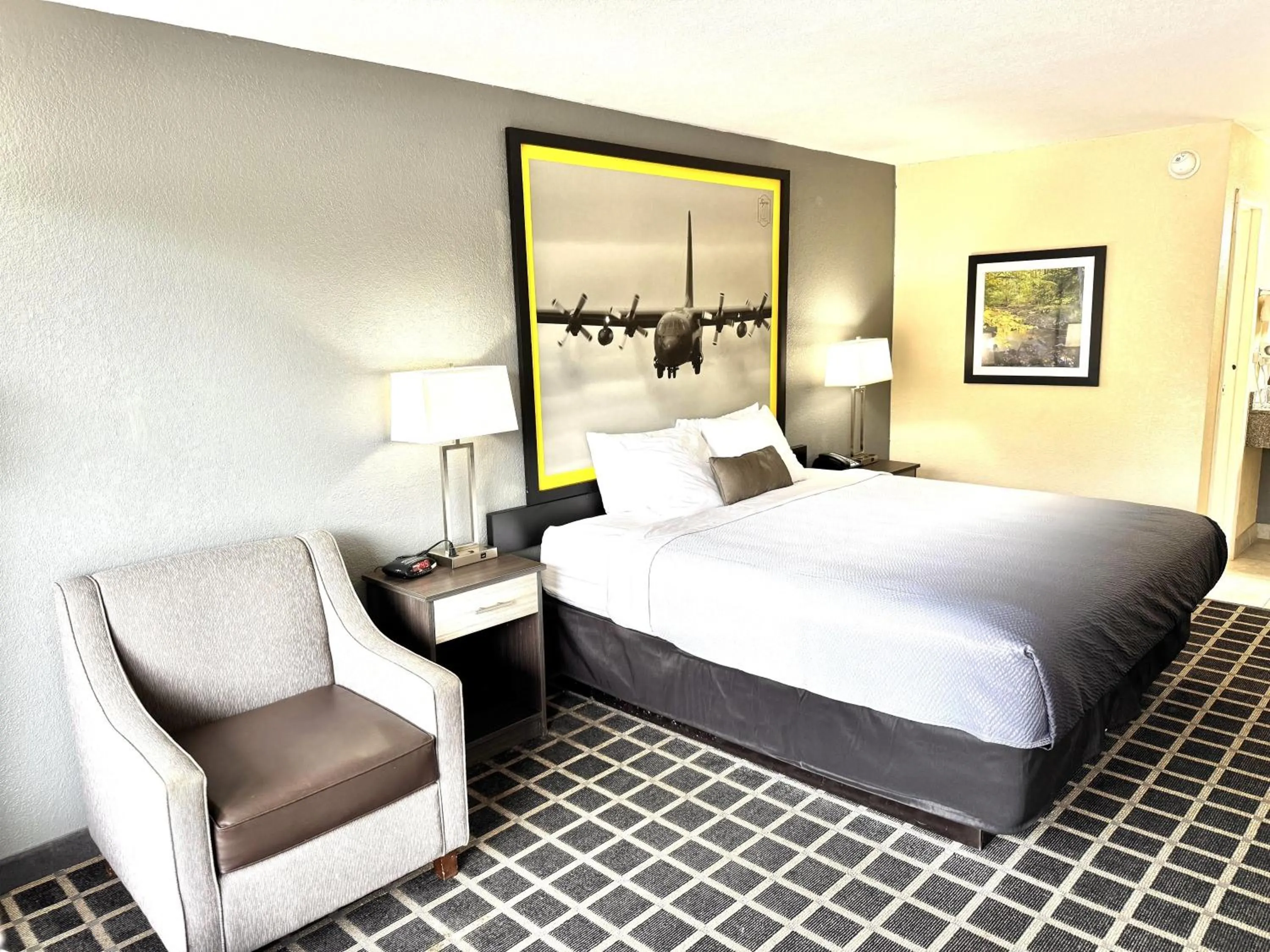 Photo of the whole room, Bed in Super 8 by Wyndham Morganton