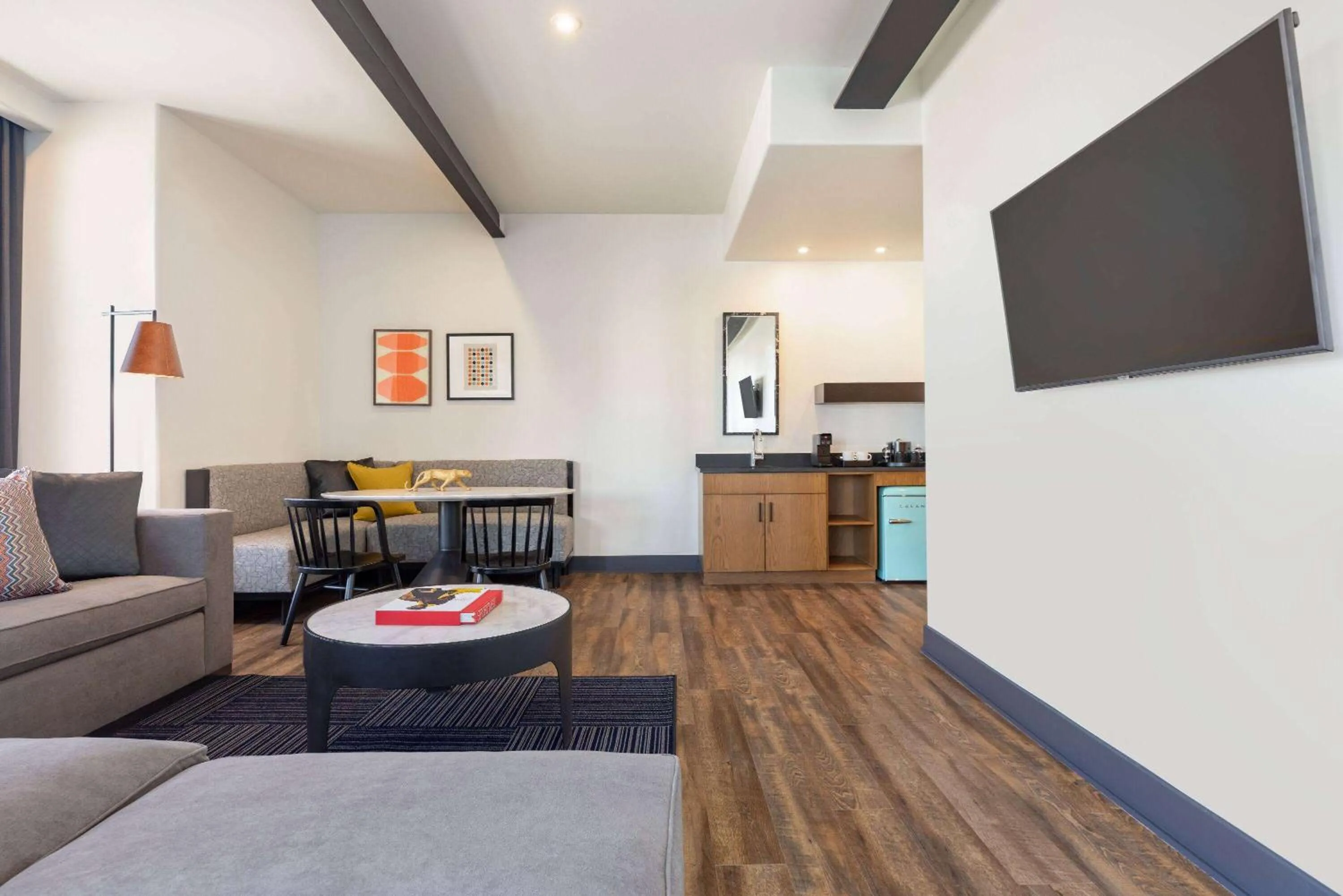 Photo of the whole room in Origin Westminster a Wyndham Hotel