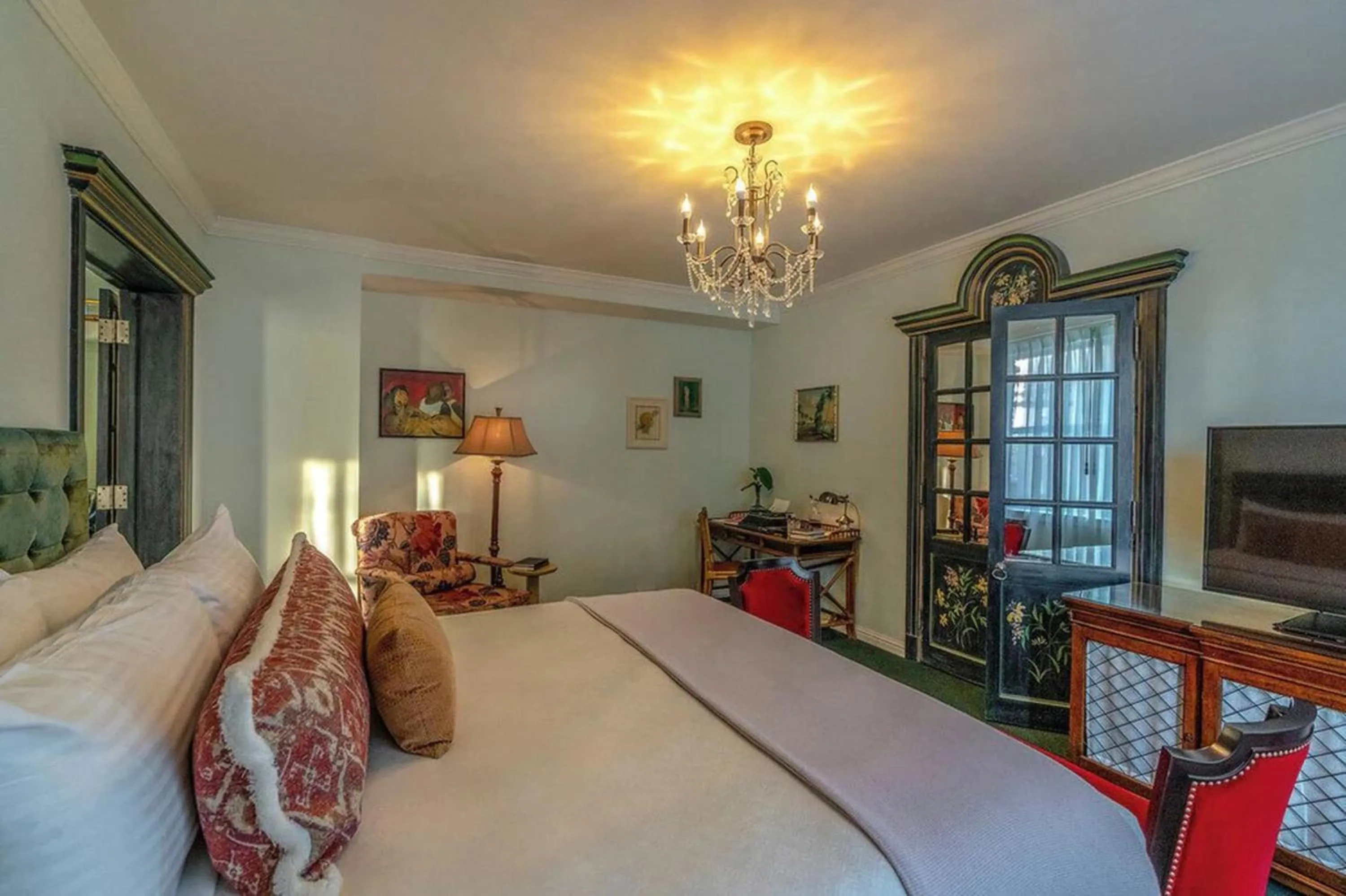 Bed in The Pontchartrain Hotel