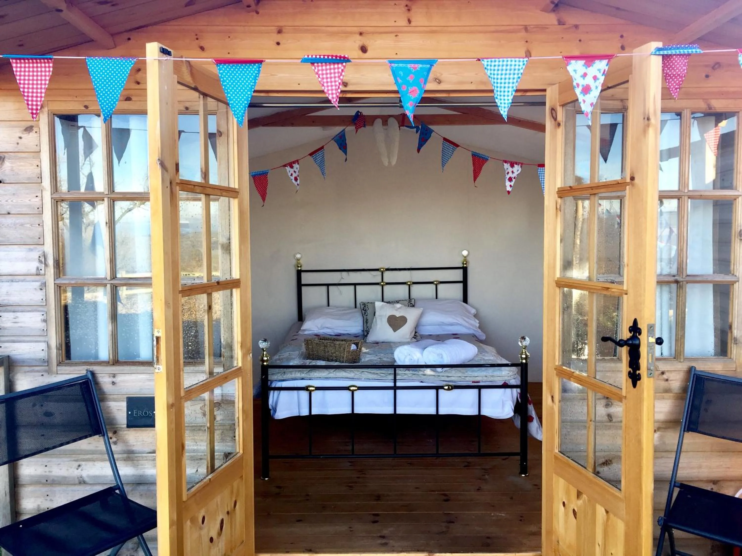 Photo of the whole room in Abel's Harp