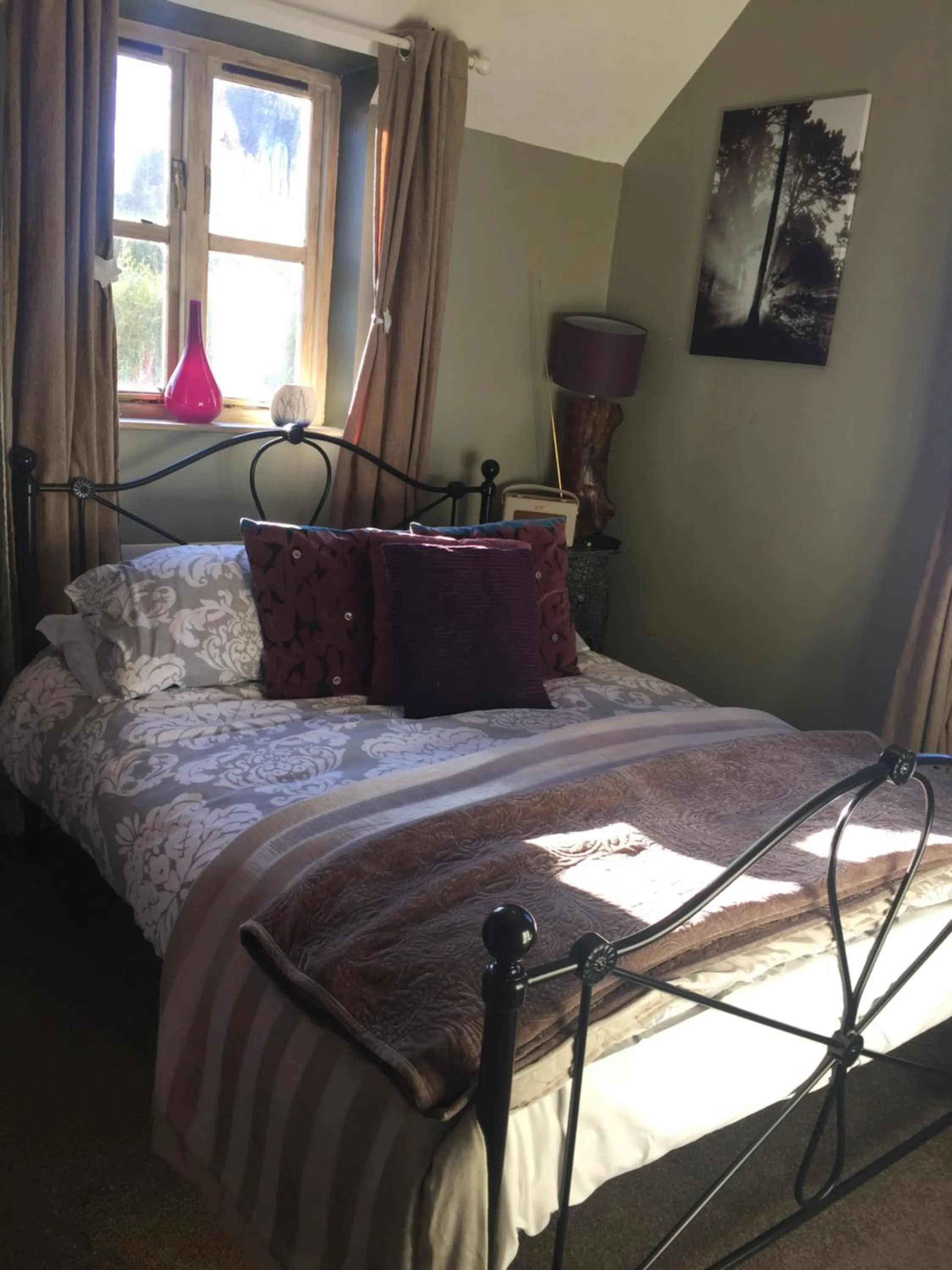 Photo of the whole room in Abel's Harp