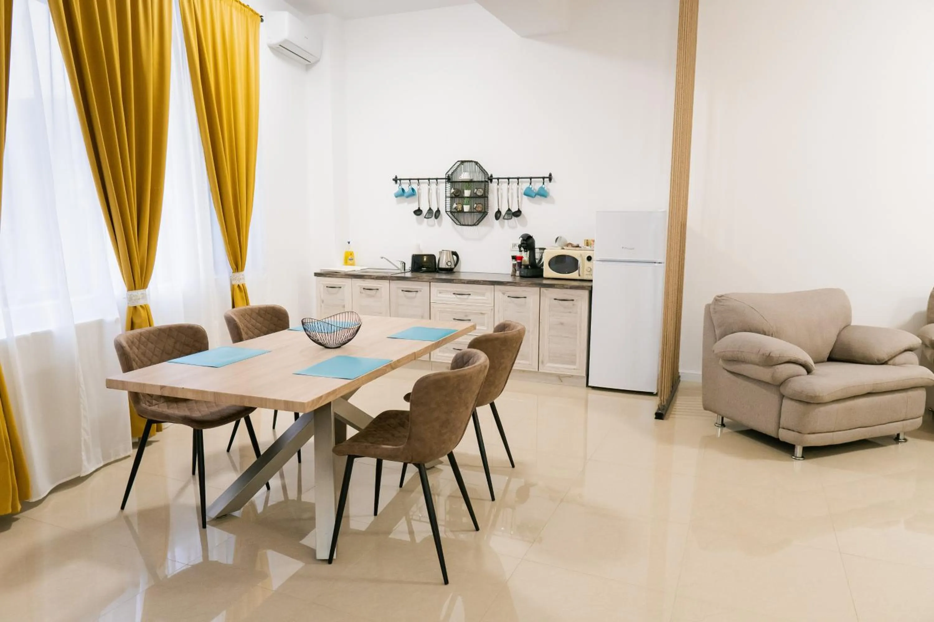 Dining area in Chic Studio