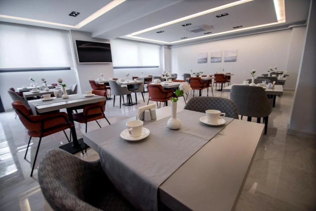 Restaurant/places to eat in Dovv Hotel Busıness
