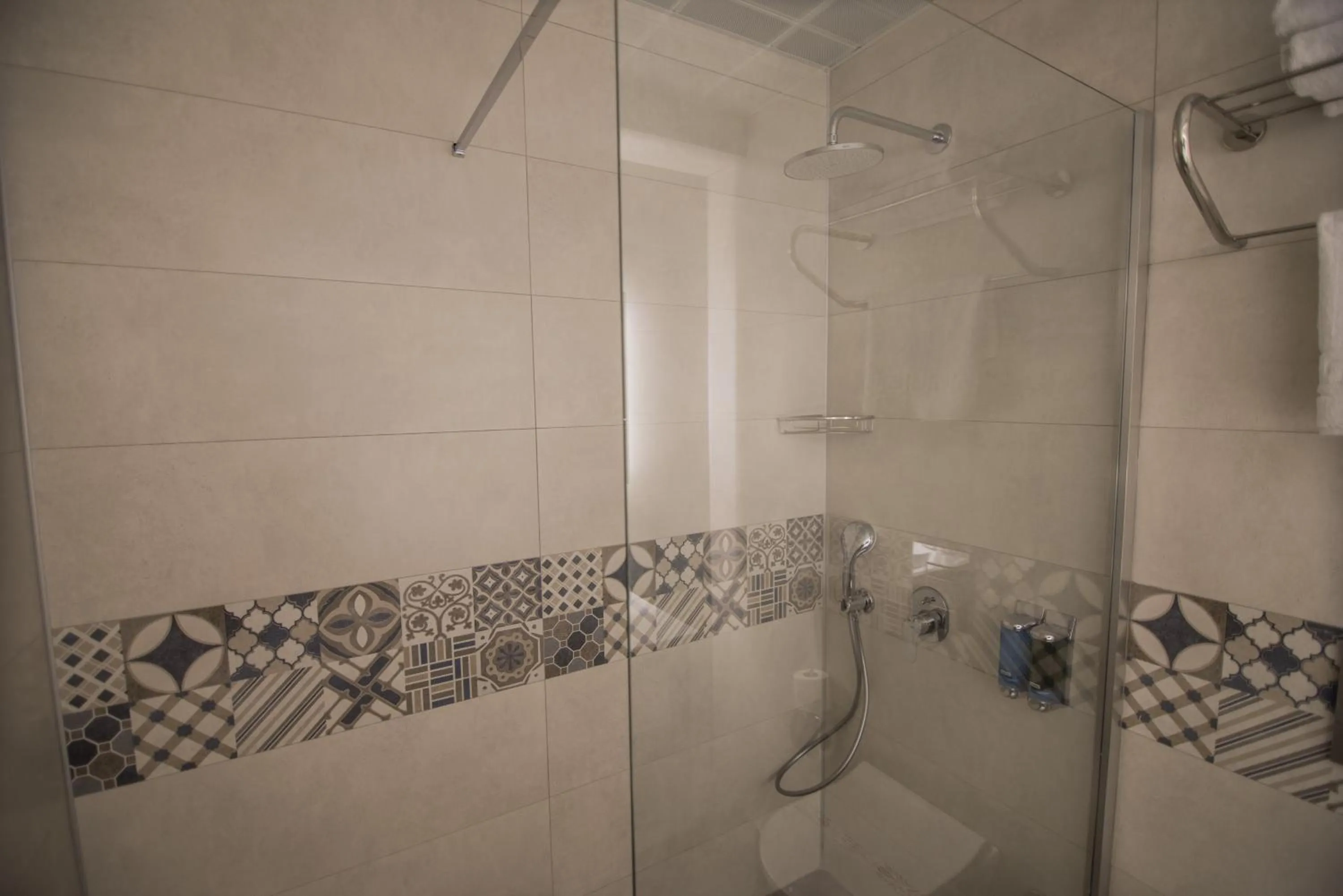 Shower in Dovv Hotel Busıness