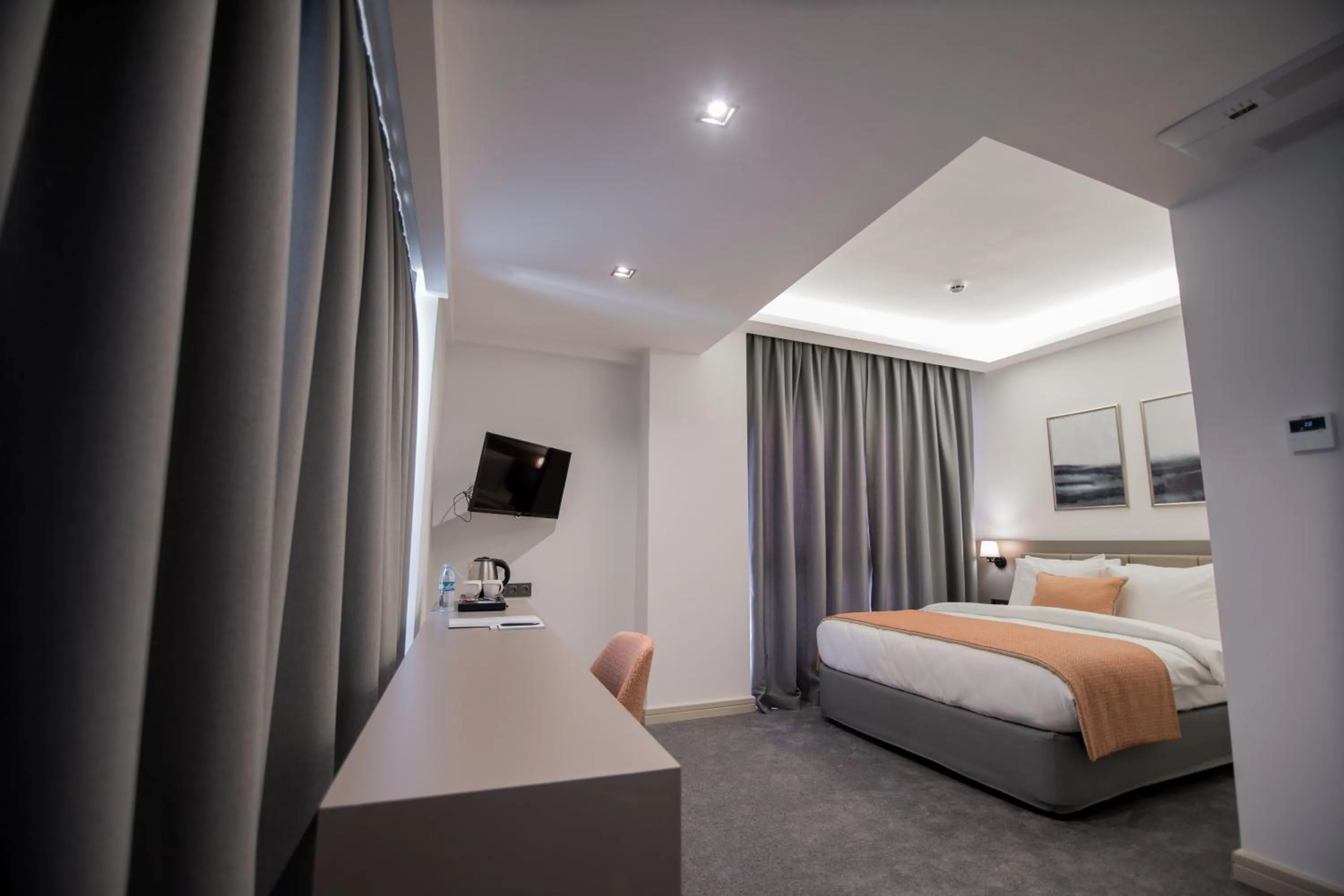 Photo of the whole room, Bed in Dovv Hotel Busıness