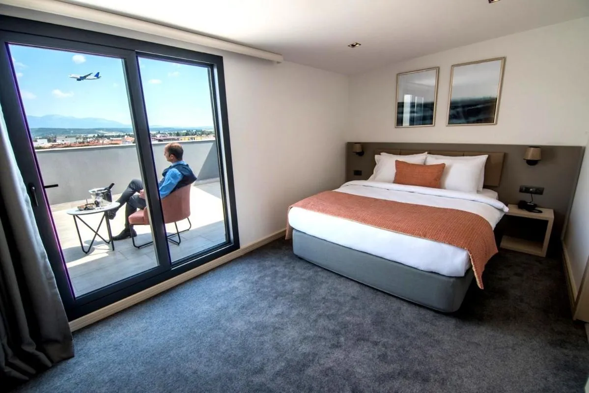 Balcony/Terrace, Bed in Dovv Hotel Busıness