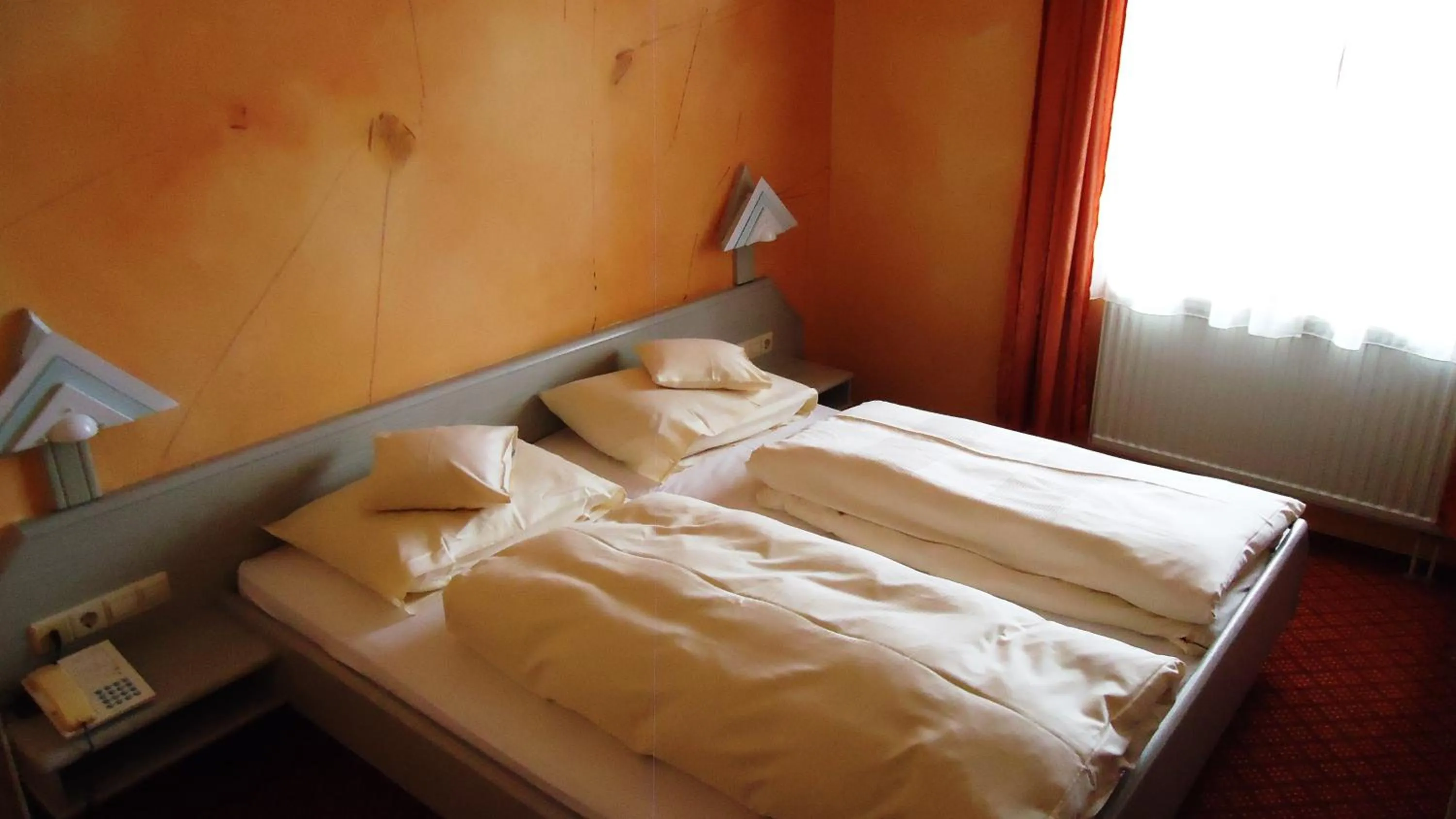 Bedroom, Bed in Hotel Krone