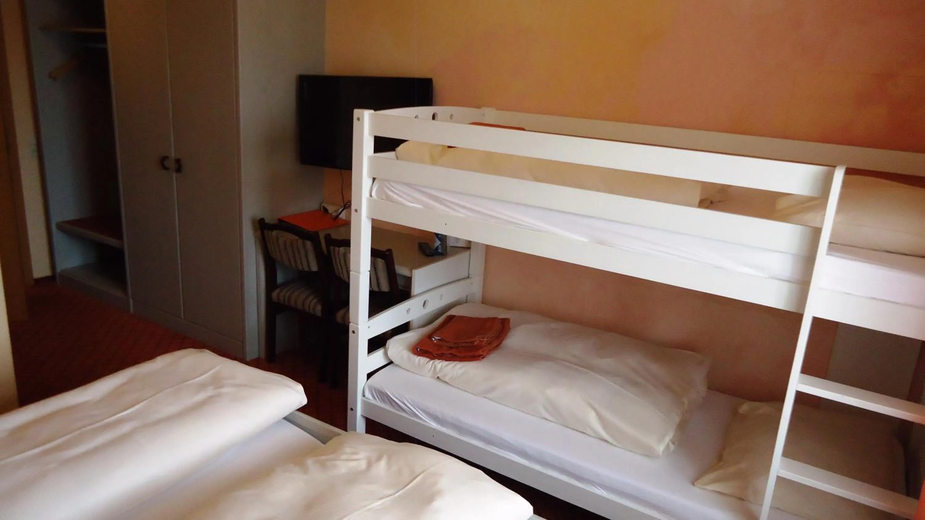 Bedroom, Bed in Hotel Krone