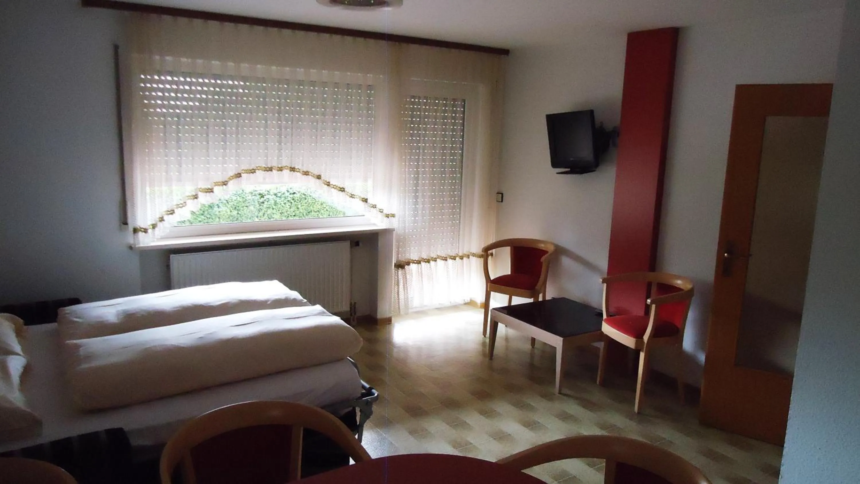 Bedroom, Bed in Hotel Krone