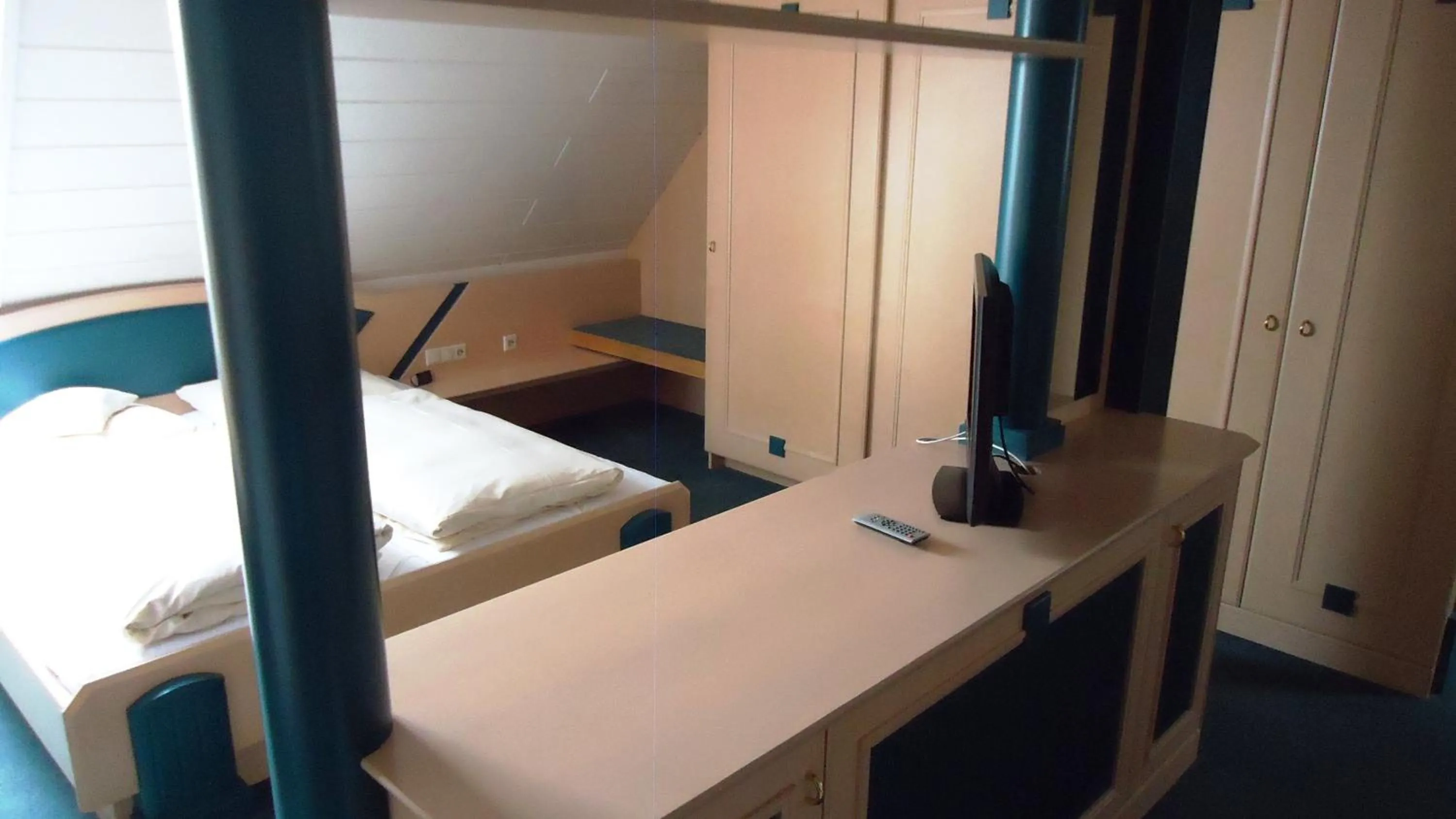 Bedroom, Bed in Hotel Krone