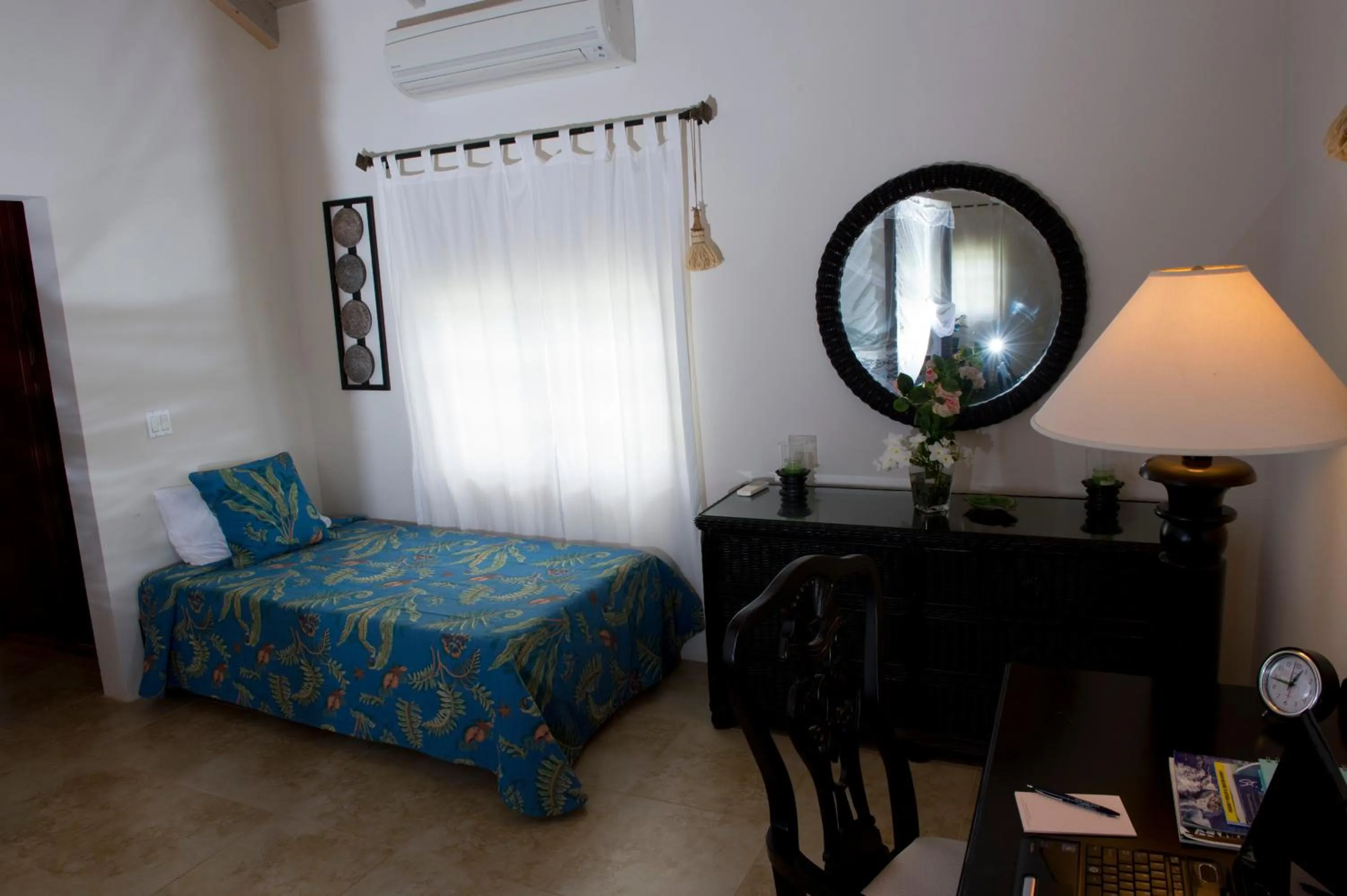 Photo of the whole room, Bed in Villa Touloulou