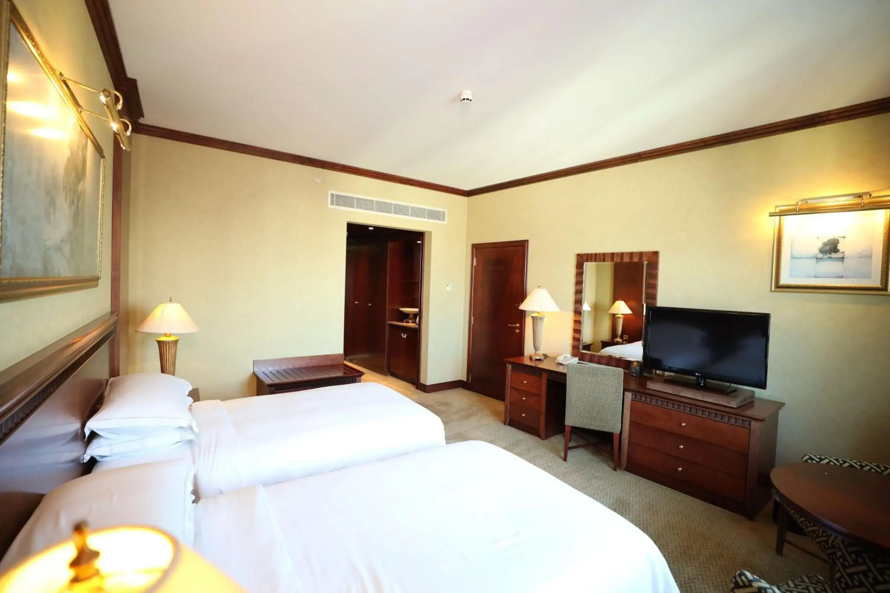 Executive Twin Room in Habtoor Metropolitan Palace Hotel Executive Twin Room in Habtoor Metropolitan Palace Hotel