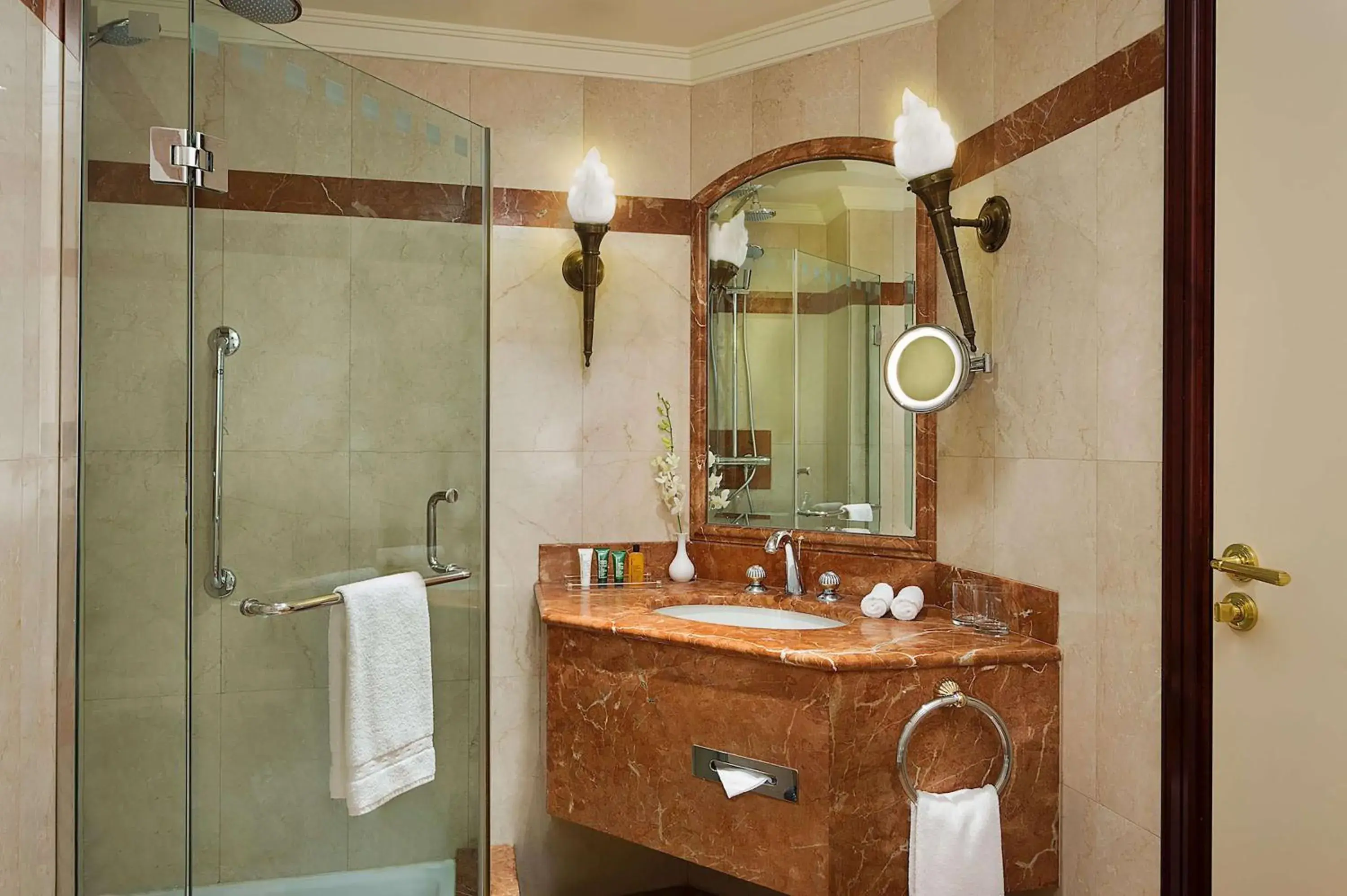 Executive King Room in Habtoor Metropolitan Palace Hotel Executive King Room in Habtoor Metropolitan Palace Hotel