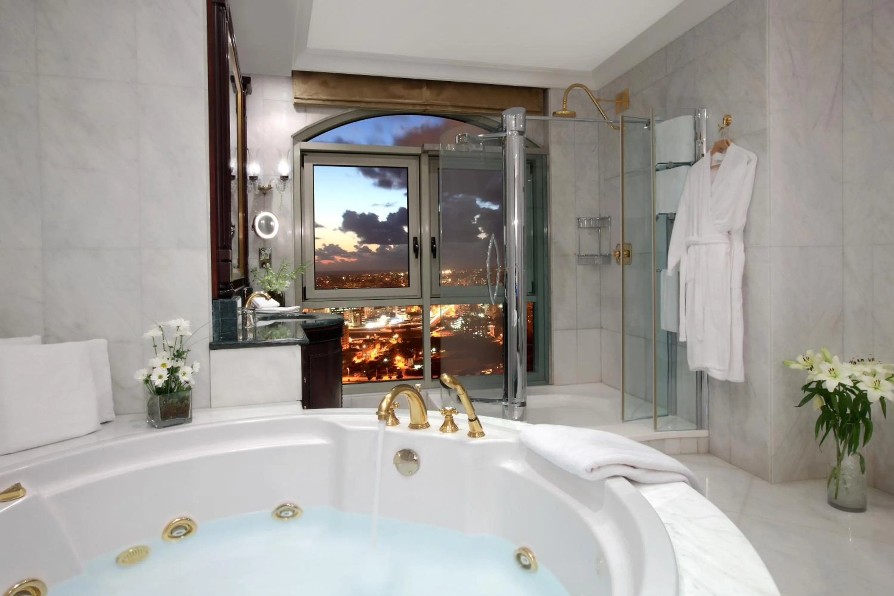 Hot Tub in Habtoor Metropolitan Palace Hotel