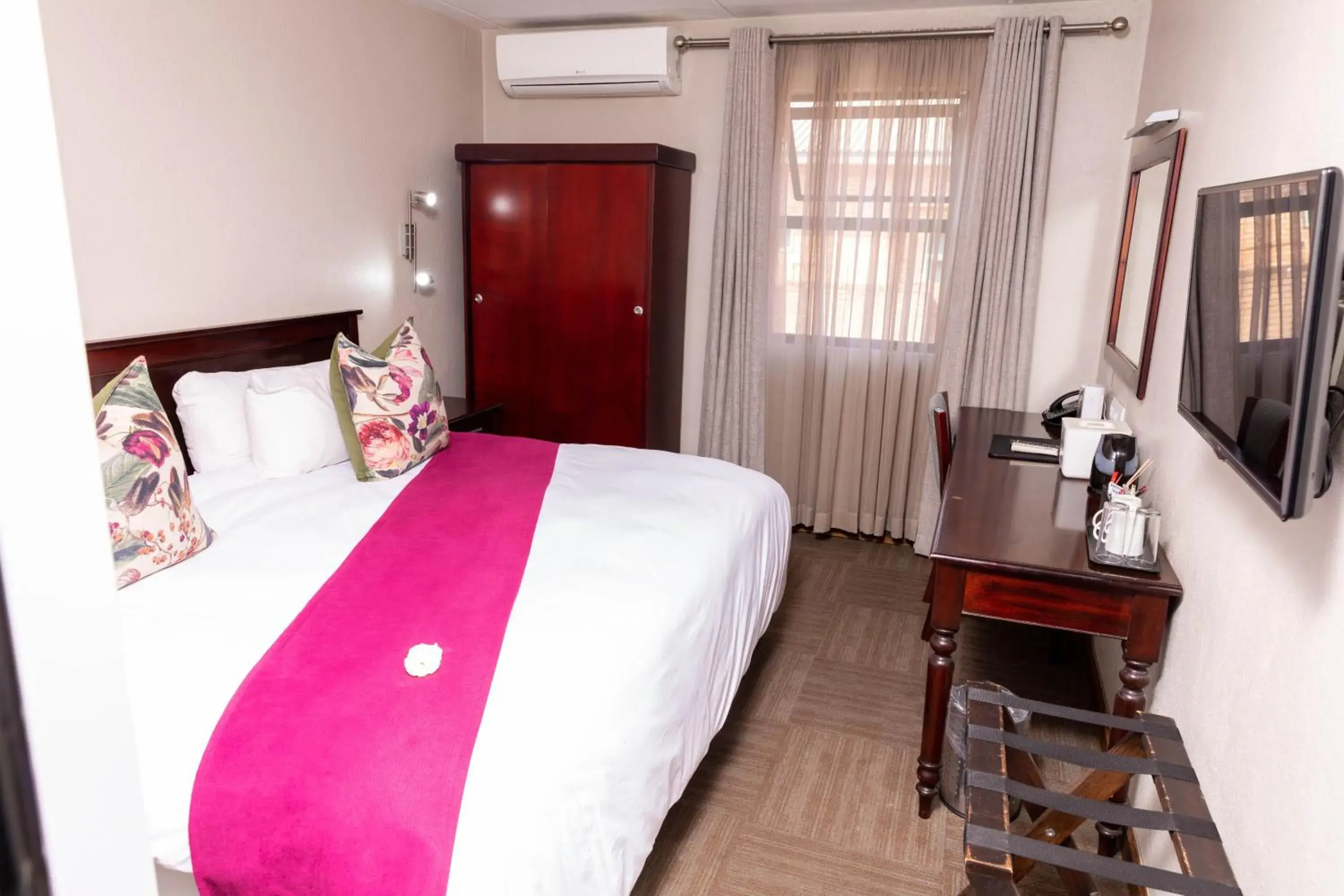 Deluxe Double Room with Shower in Hotel 247 @ White River Deluxe Double Room with Shower in Hotel 247 @ White River