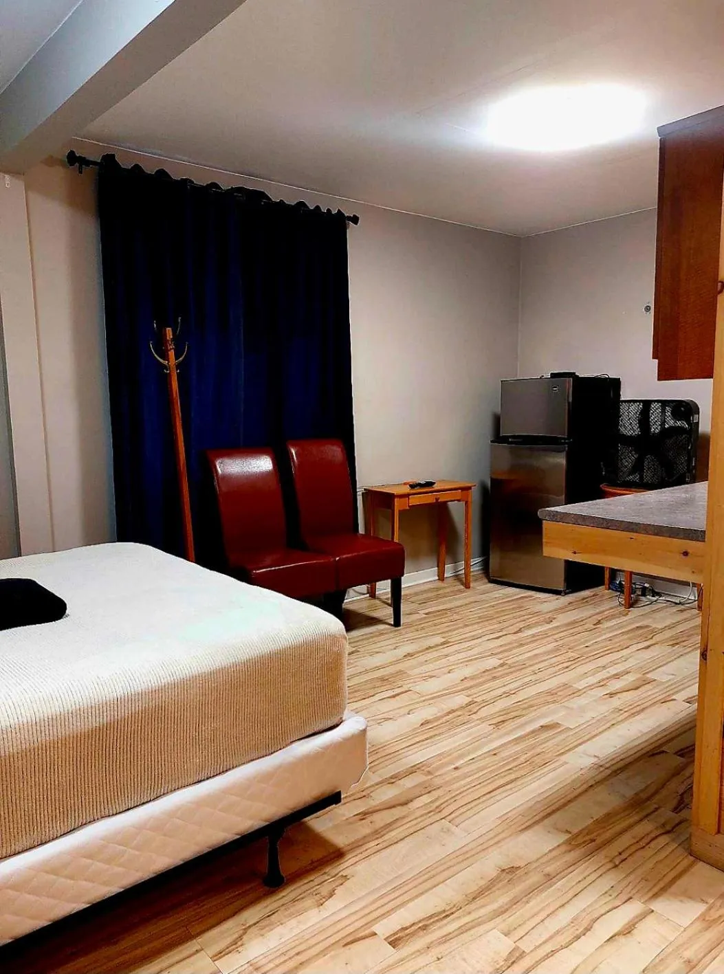 Dining area, Bed in Earthquest Lodge