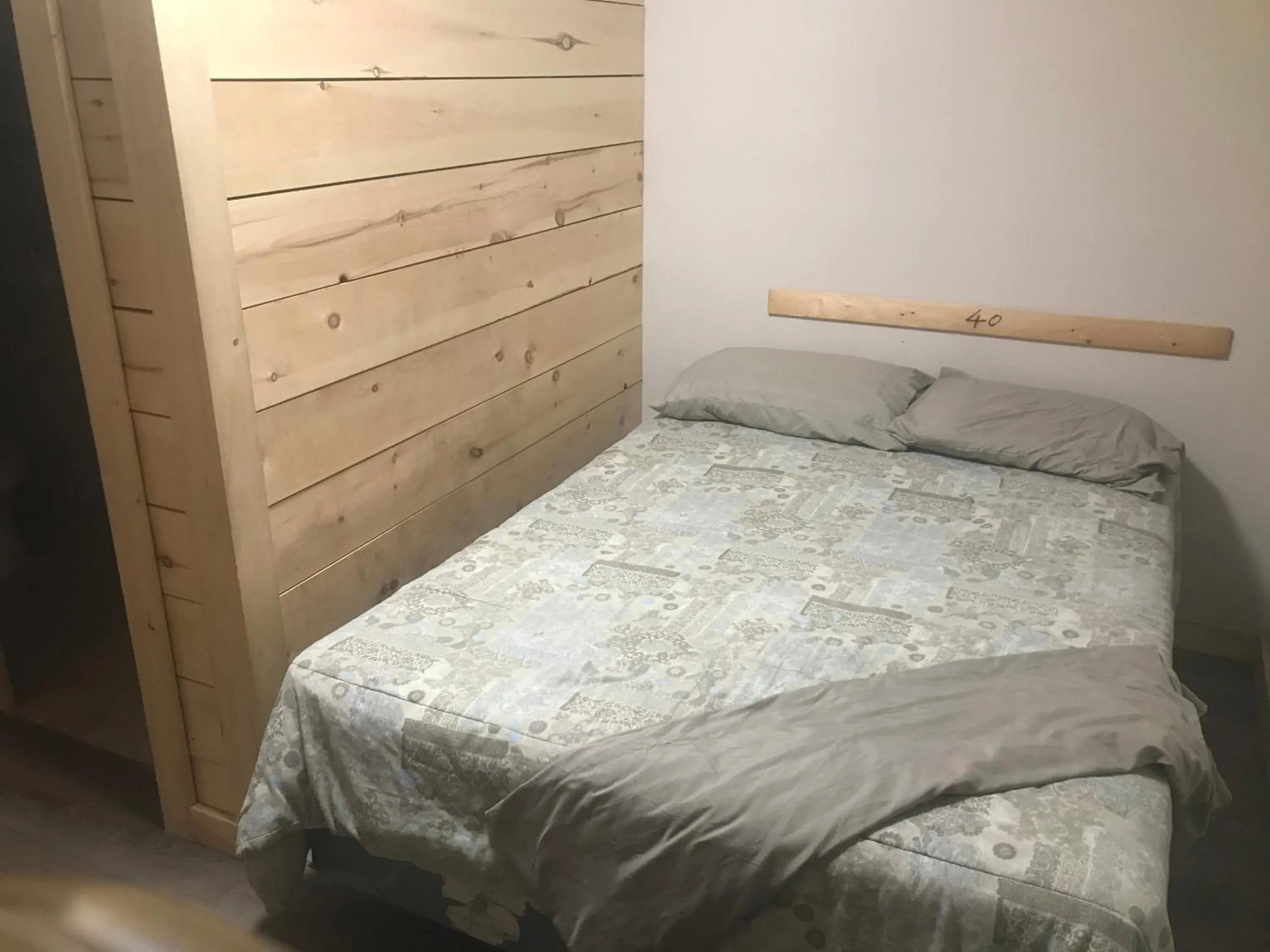 Bed in Earthquest Lodge