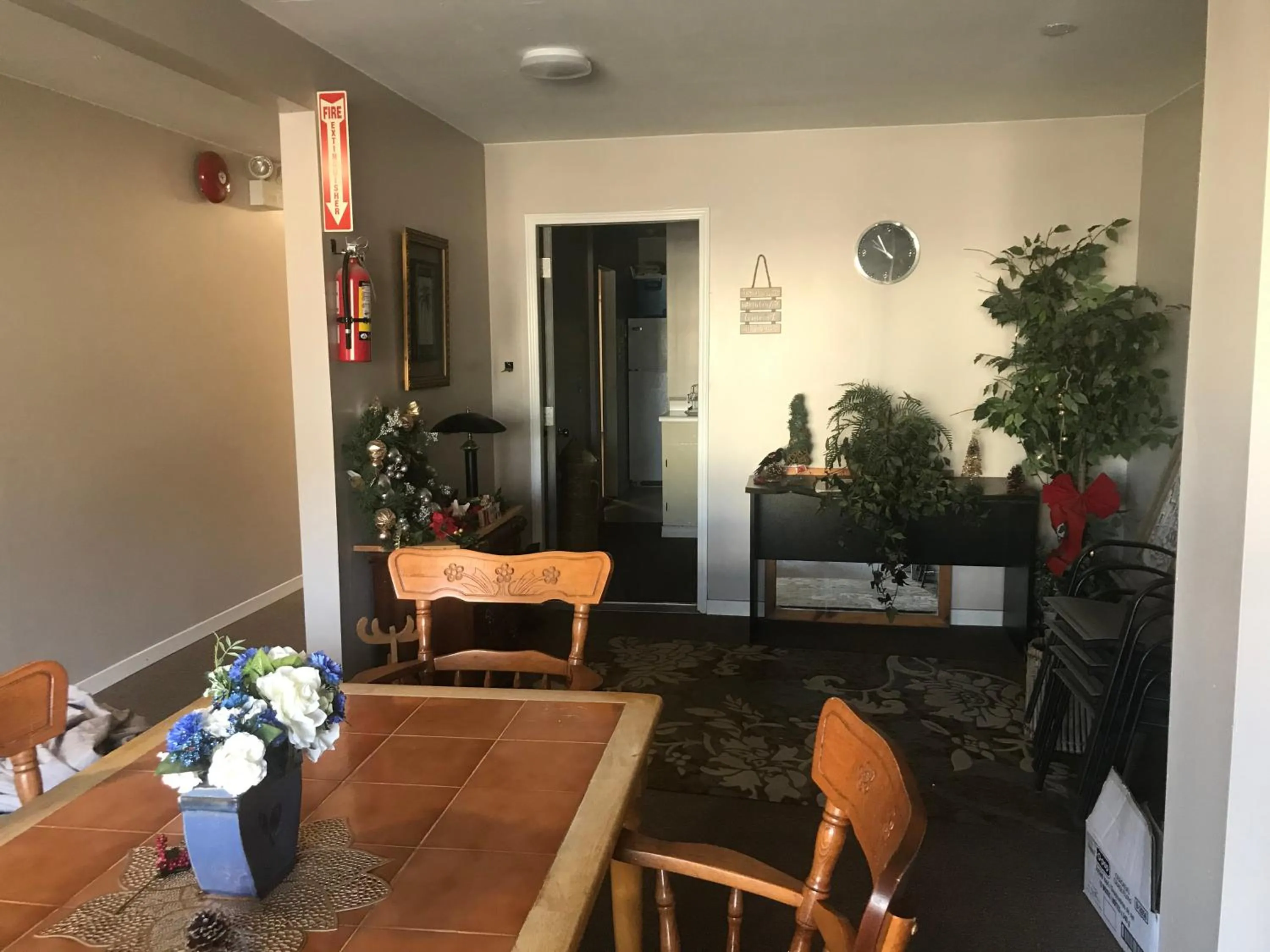 Communal lounge/ TV room in Earthquest Lodge