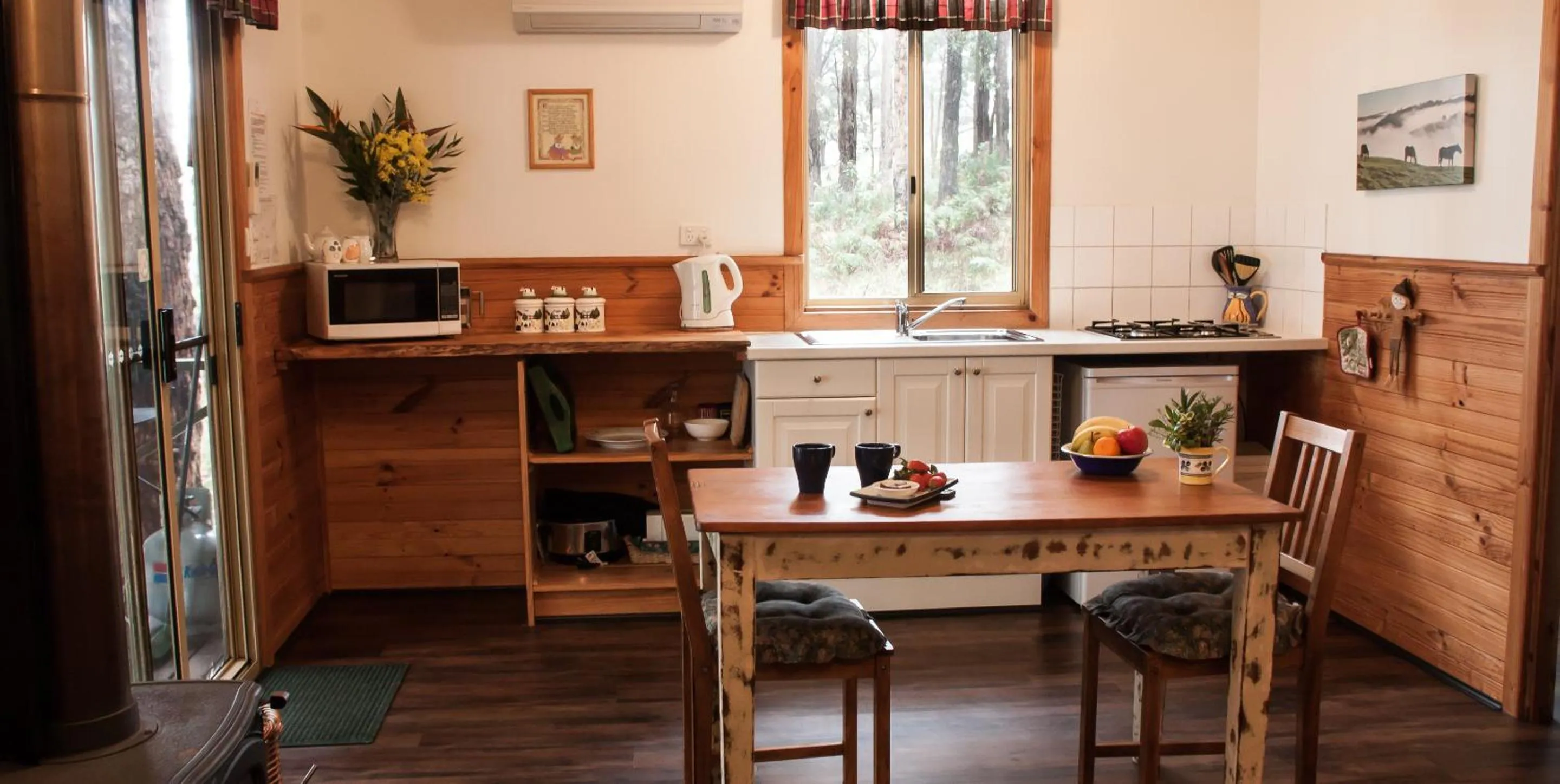 Dining area in Balingup Heights Hilltop Forest Cottages