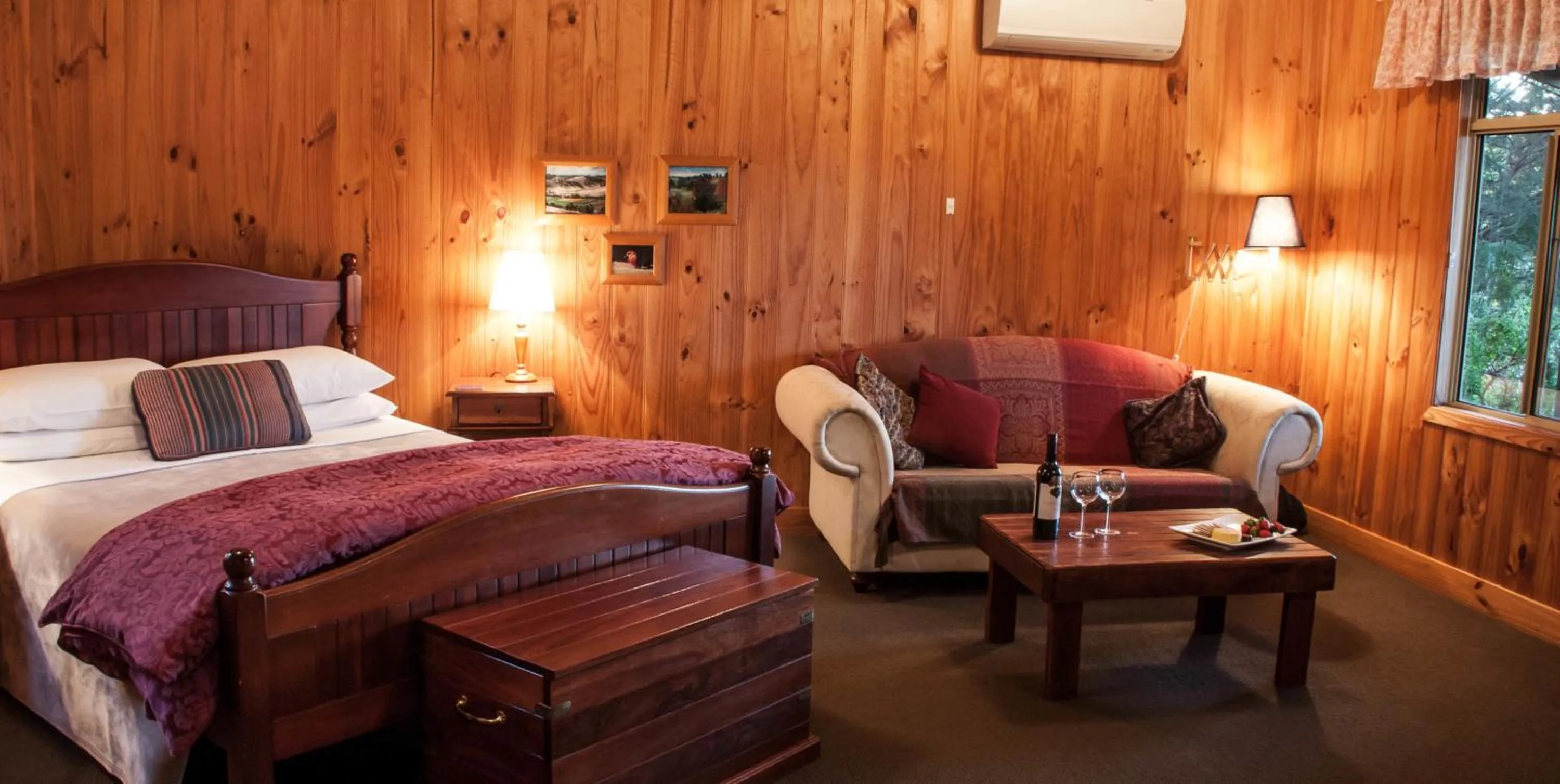 Living room, Bed in Balingup Heights Hilltop Forest Cottages