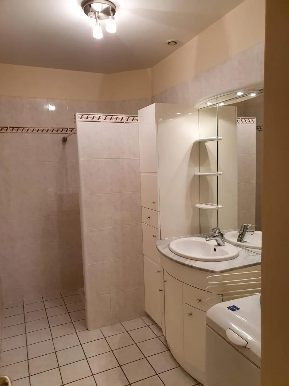 Shower in Le Saint-Hilaire