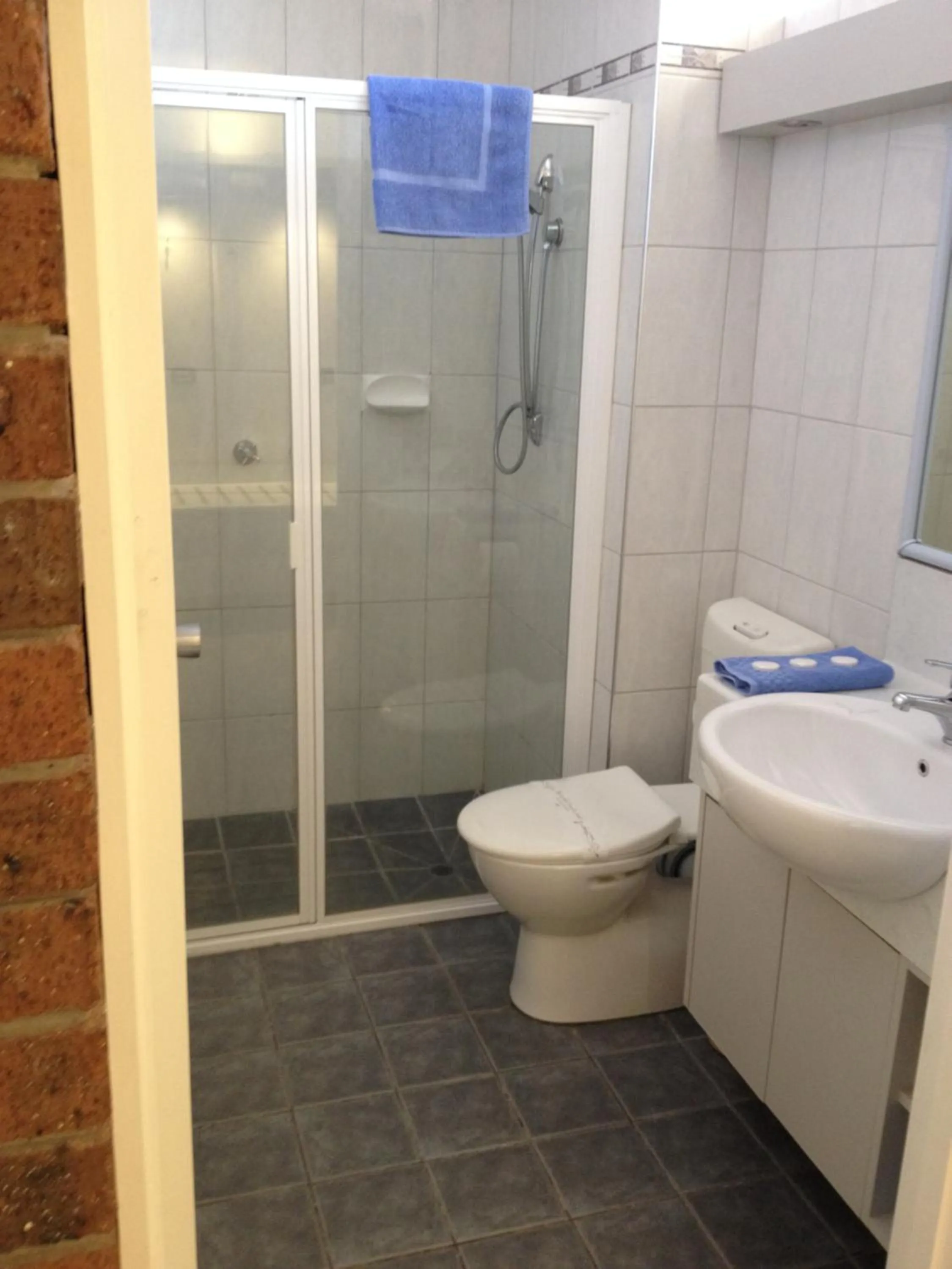 Bathroom in The Central Hotel Motel Lakes Entrance