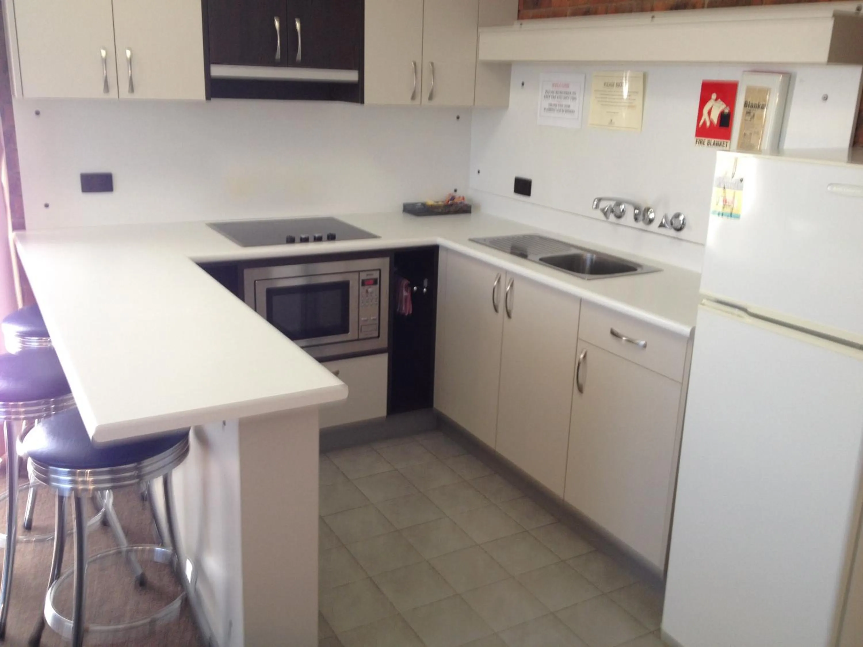 Kitchen or kitchenette in The Central Hotel Motel Lakes Entrance