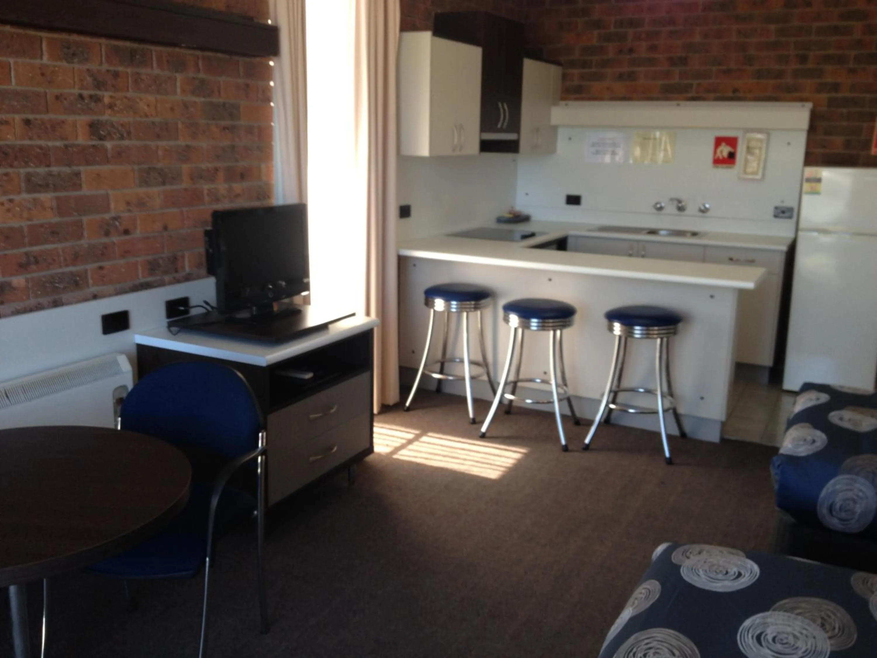 Kitchen or kitchenette in The Central Hotel Motel Lakes Entrance