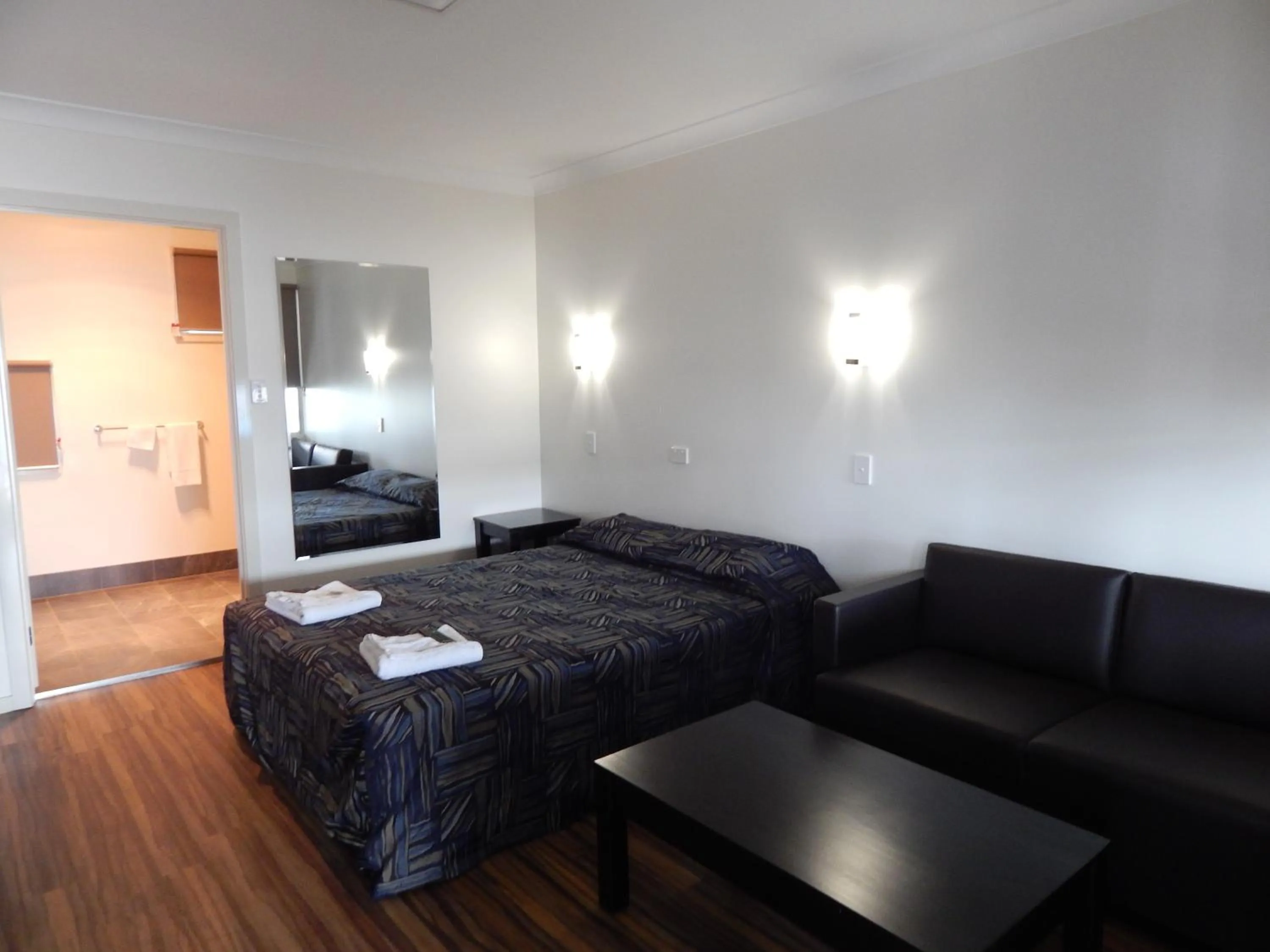 Bed in Blackwater Hotel Motel