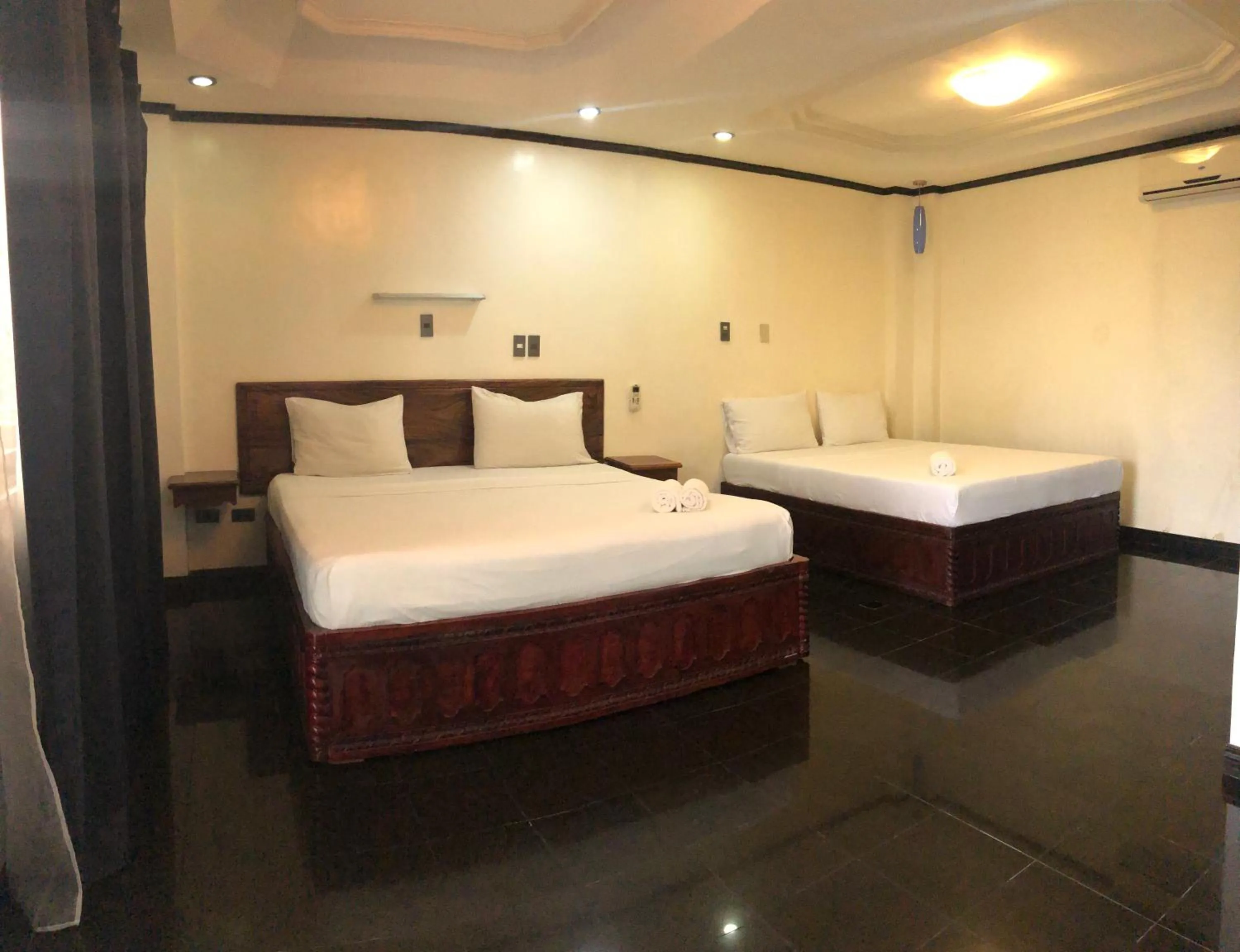 Bed in Ettamogah Hotel Inc.