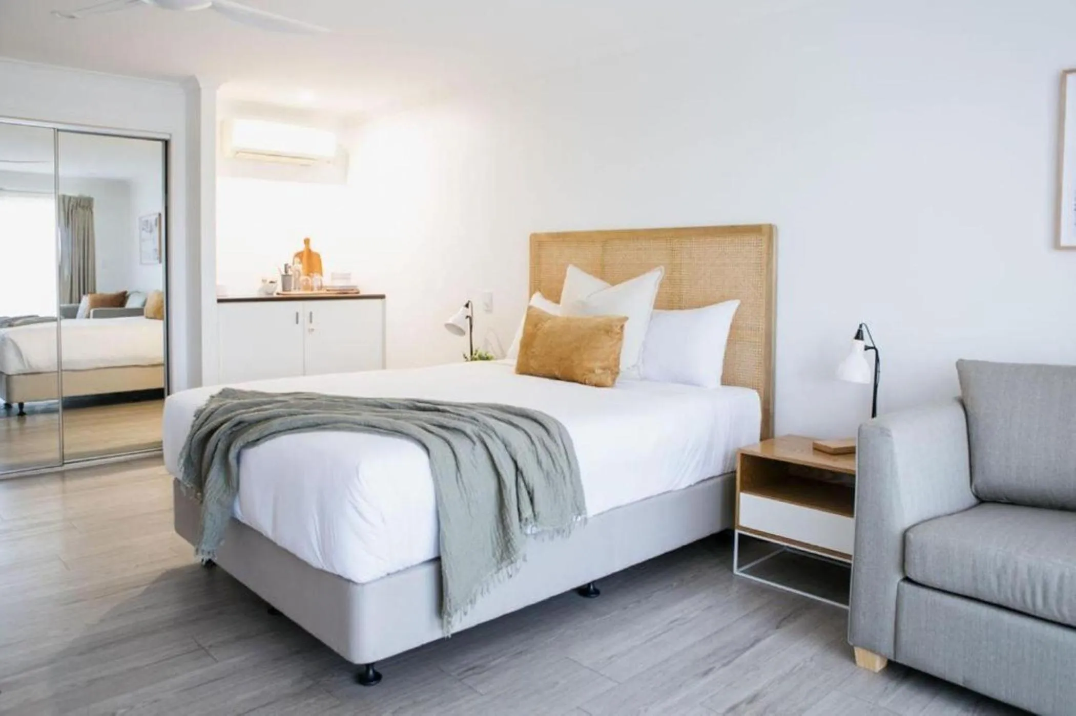 Bedroom, Bed in Noosa Heads Motel