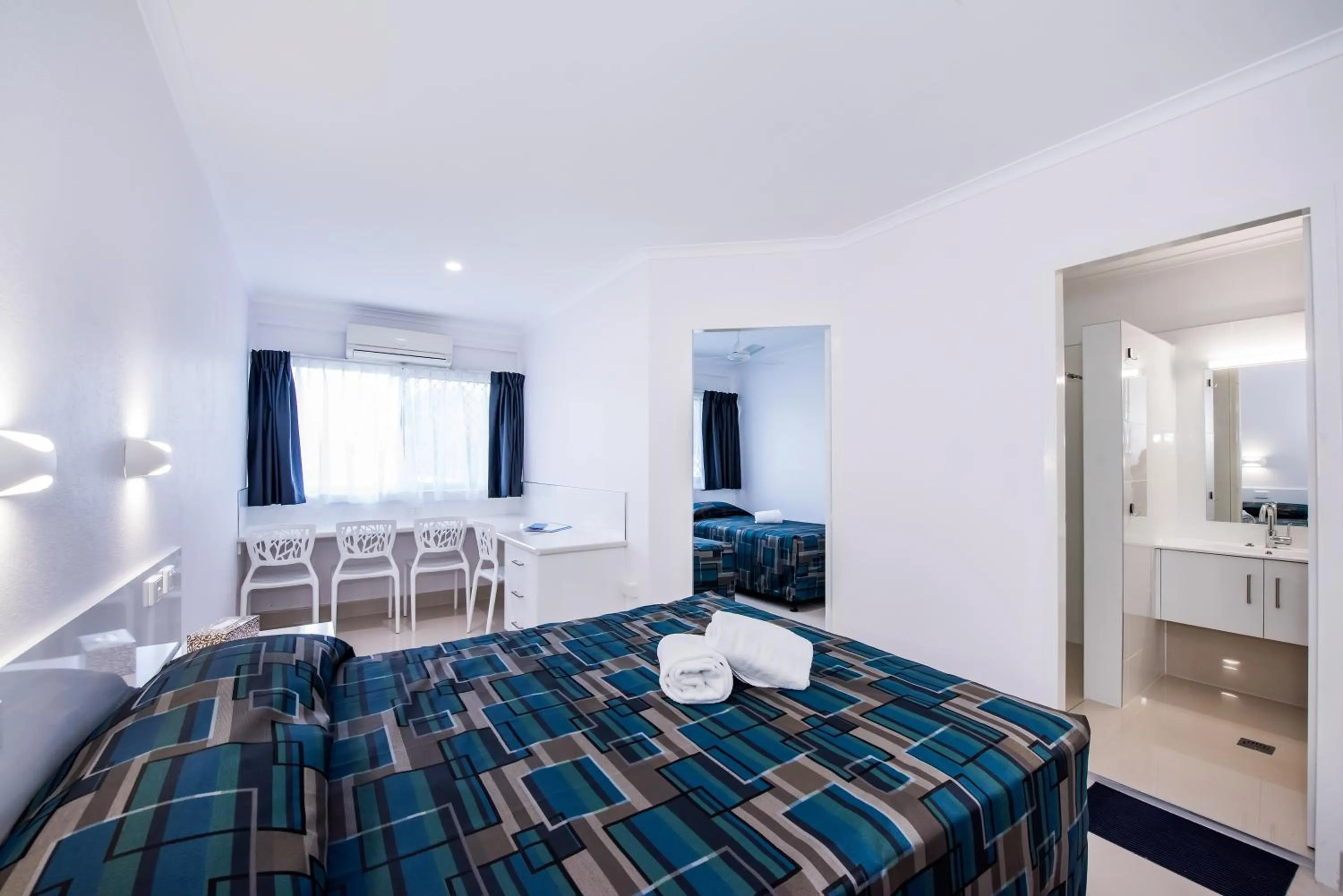 Shower, Bed in Casa Nostra Motel Mackay